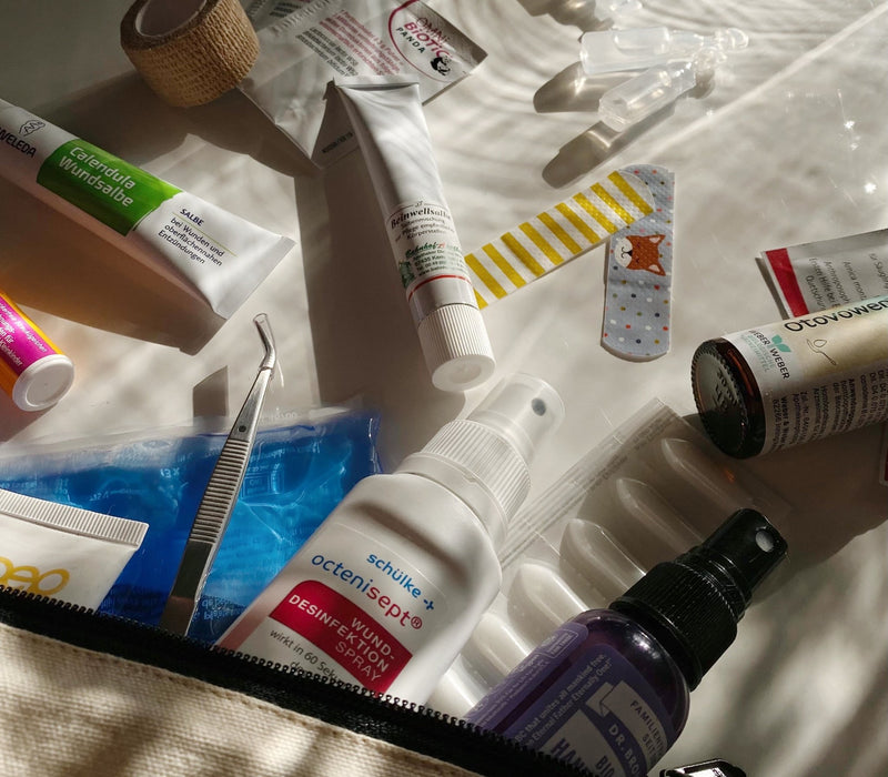 articles/reiseapotheke-mit-baby-und-kleinkind-das-gehort-wirklich-rein-369128.jpg