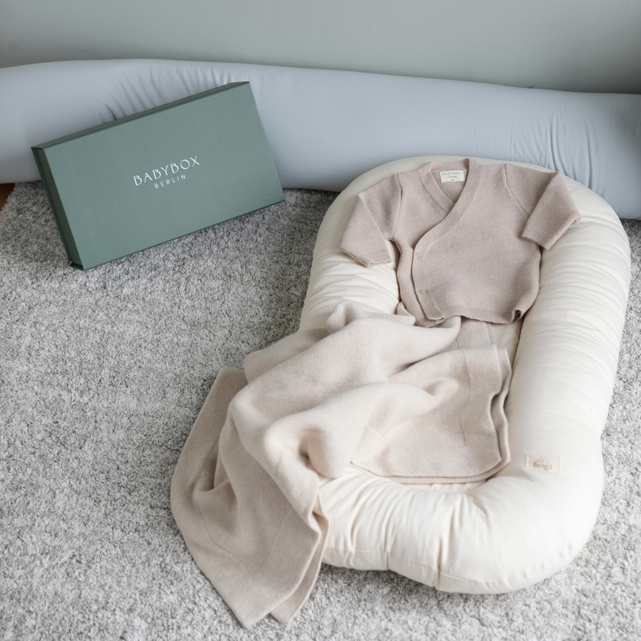 Warm and secure - Babybox Schlüttli and baby blanket