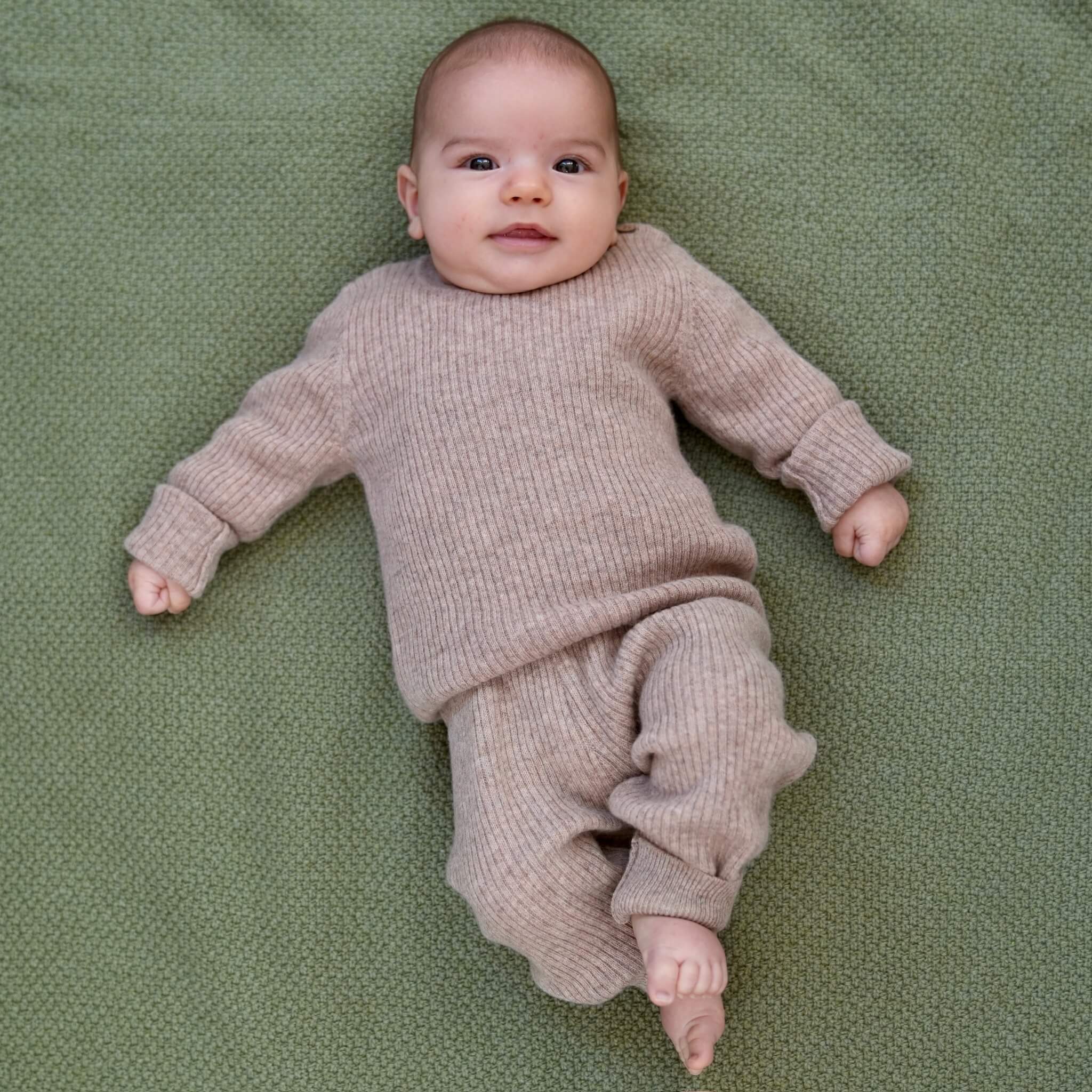 Produktfoto Baby mit Rippstrick Pulli und Hose in sand