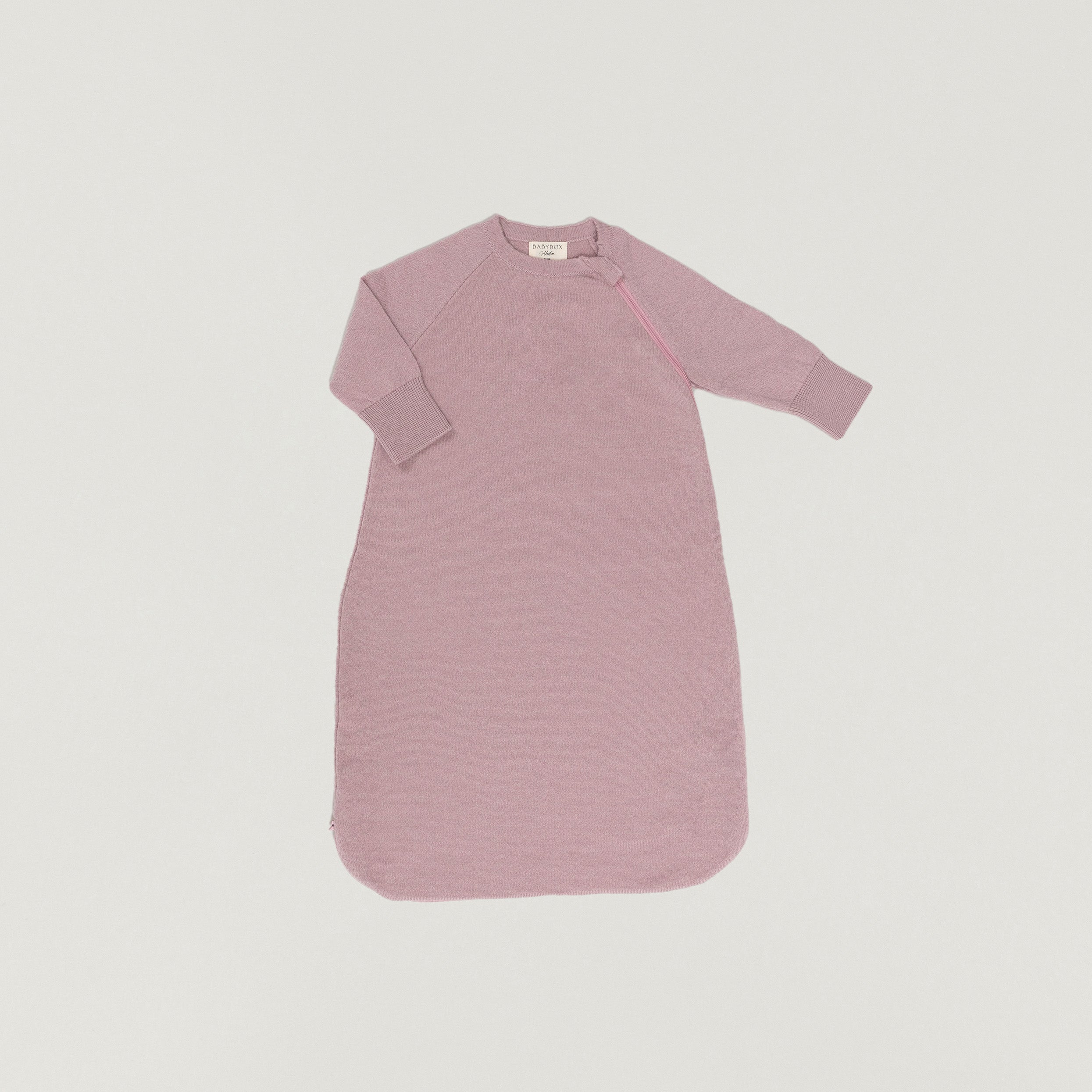 #HIDDENBabyschlafsack aus der Babybox Collection aus 100% feiner Merinowolle in der neuen Farbe spring-rose. Produktbild von vorne.