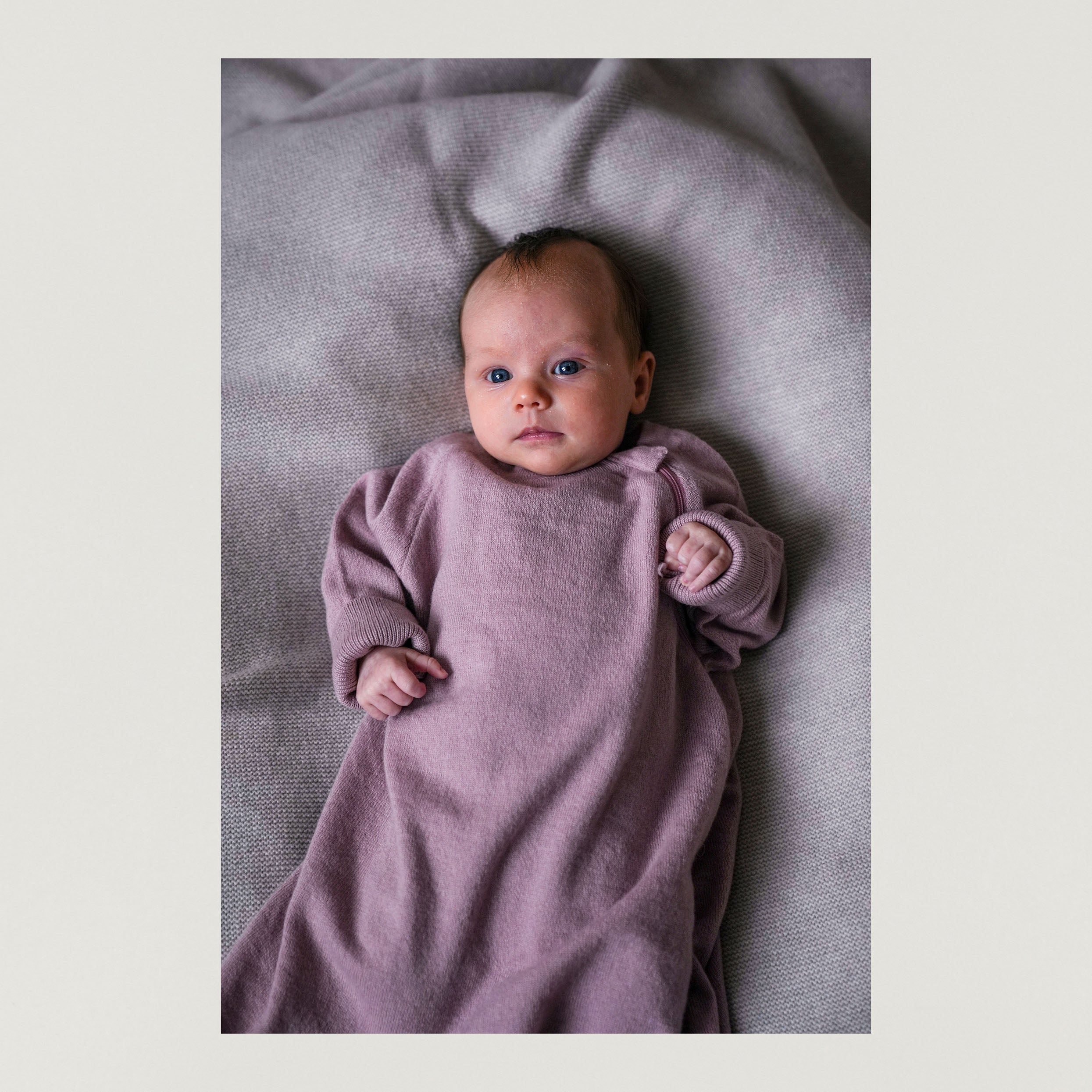 Foto mit Baby welches den Babybox Collection Schlafsack in altrosa traegt