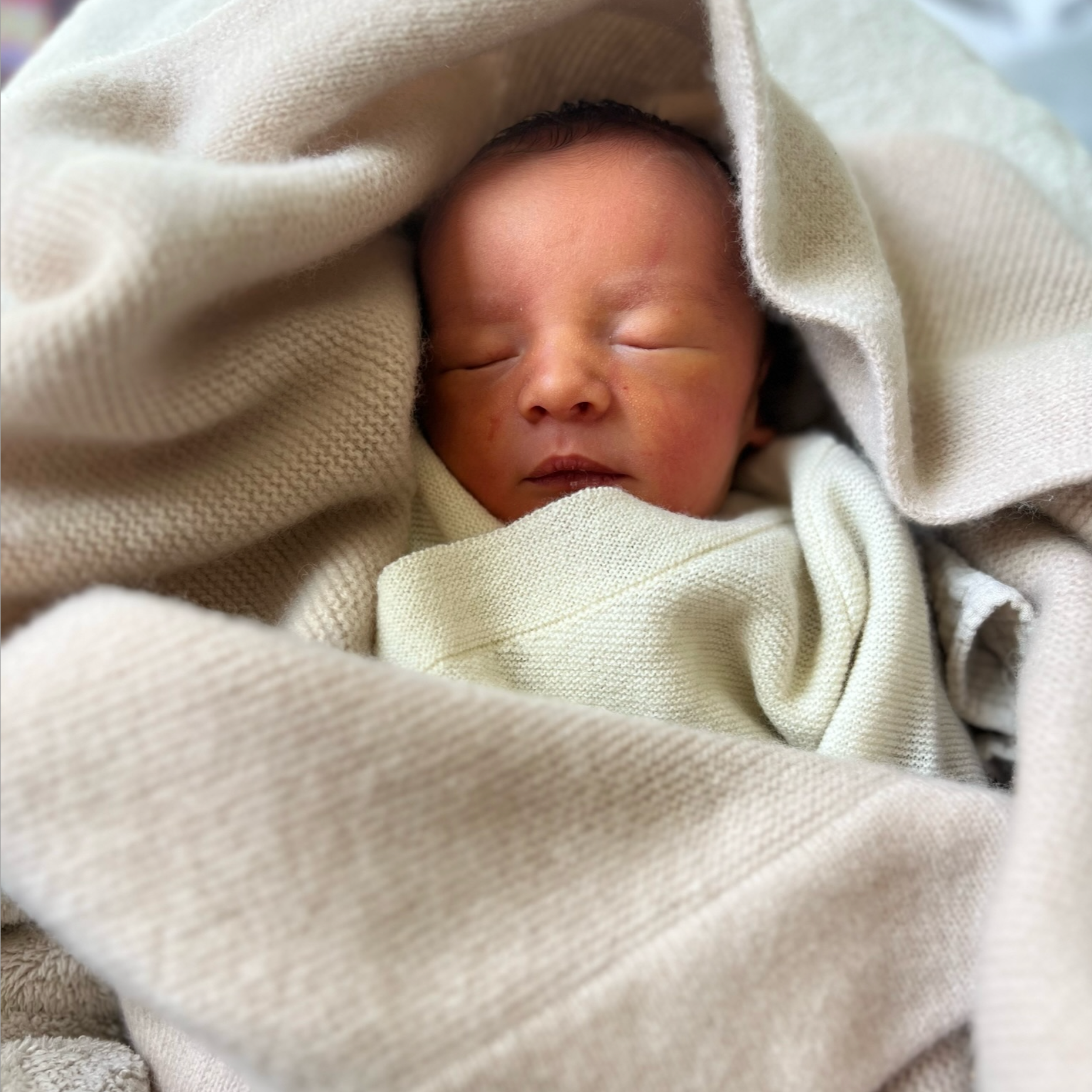 Baby eingewickelt in die Wolle & Kaschmir Decke