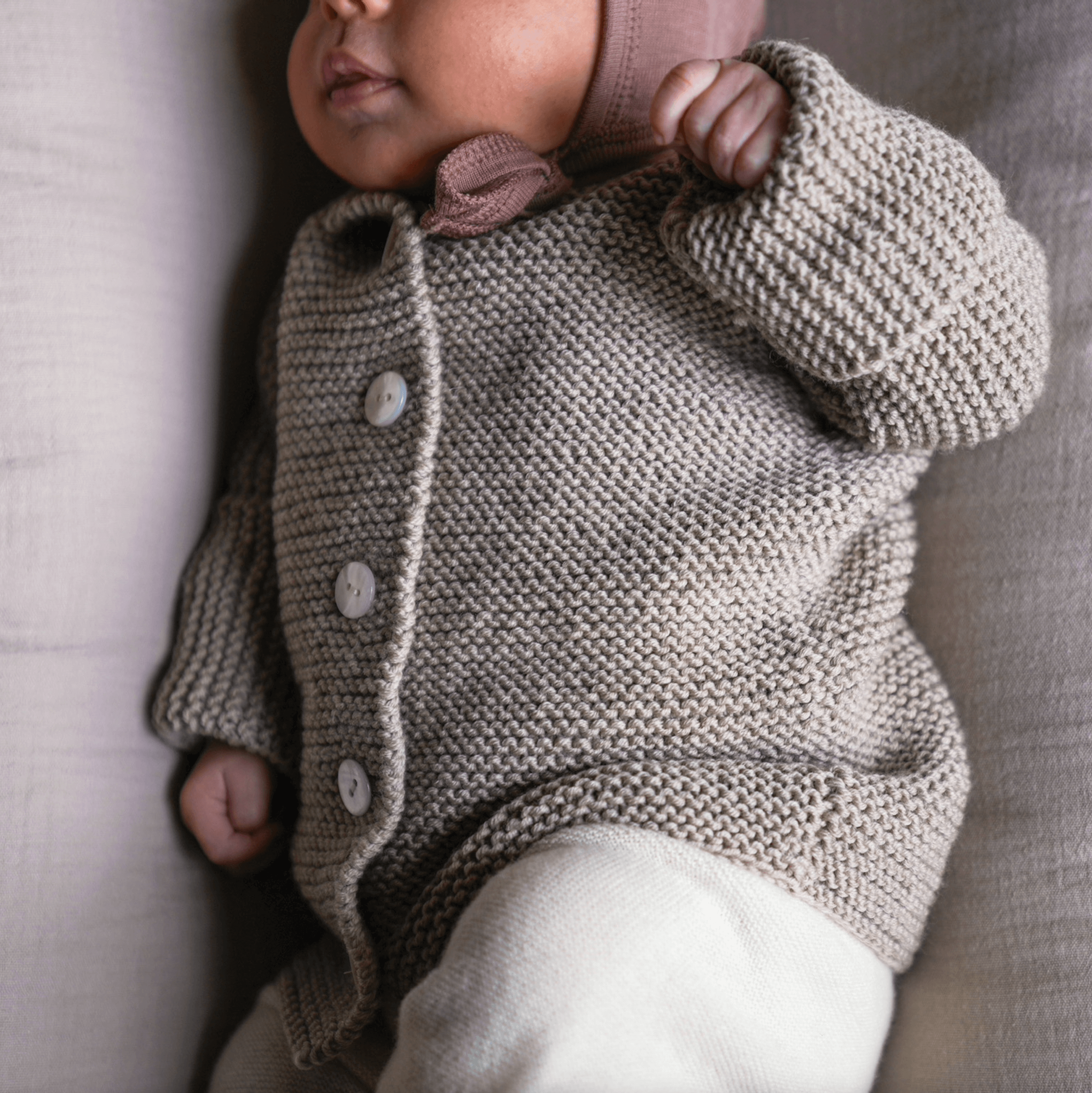 Produktfoto handgestrickte Jacke sand am Baby