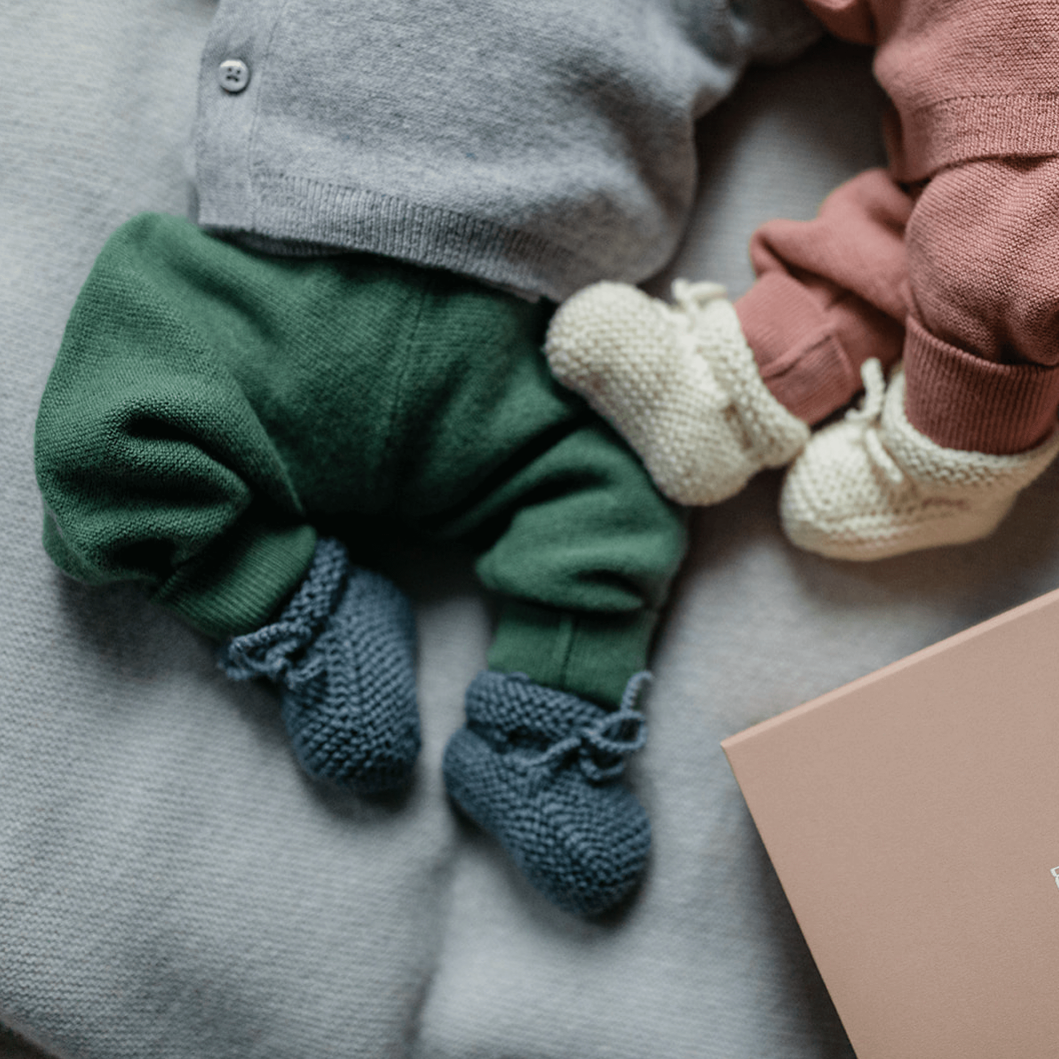 Zwillngsfoto mit Babybox Collection Schlüttli & Bundhose in sage, grau und rose