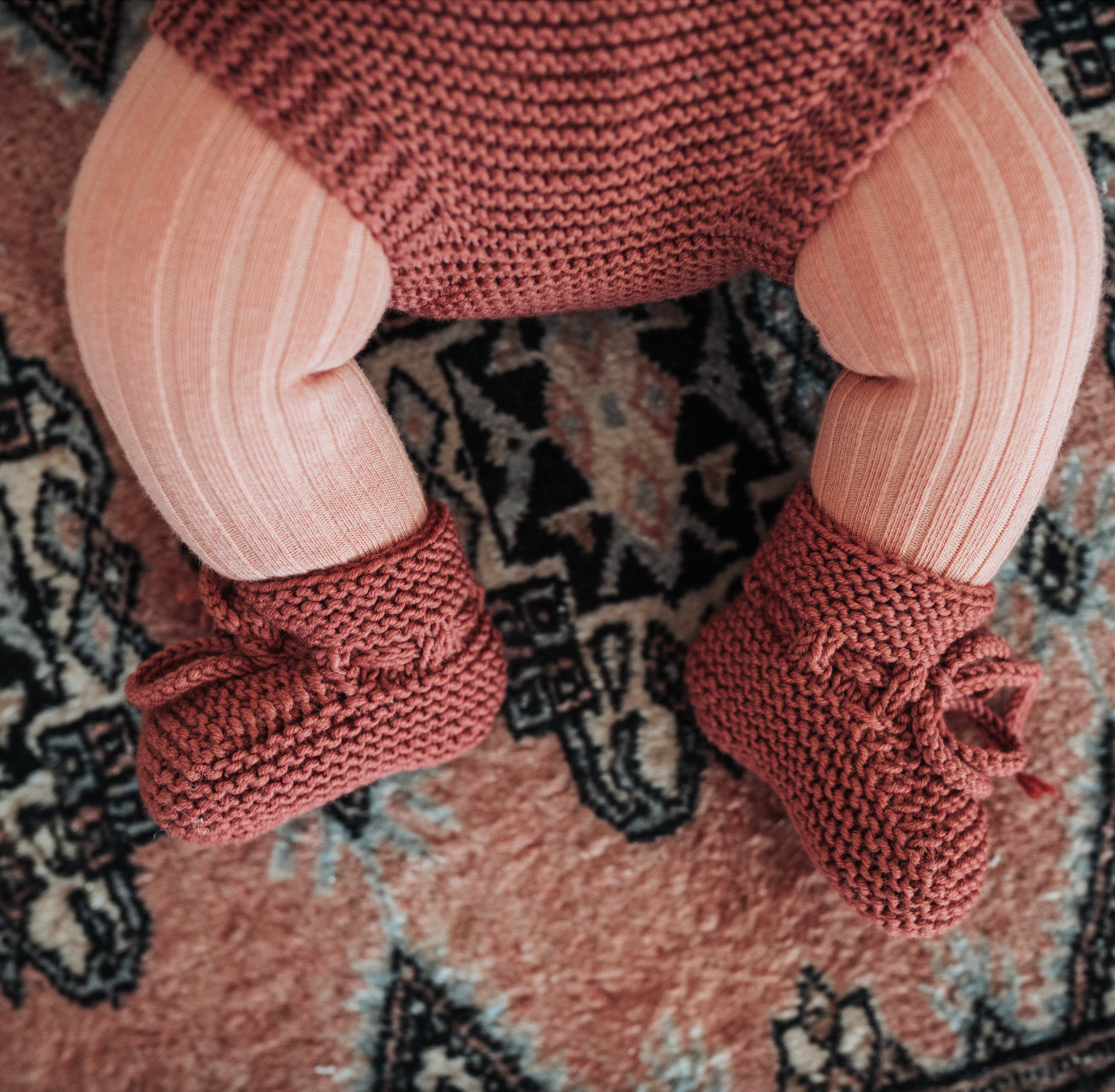 Baby Füße mit handgestrickten Schuhe in rose