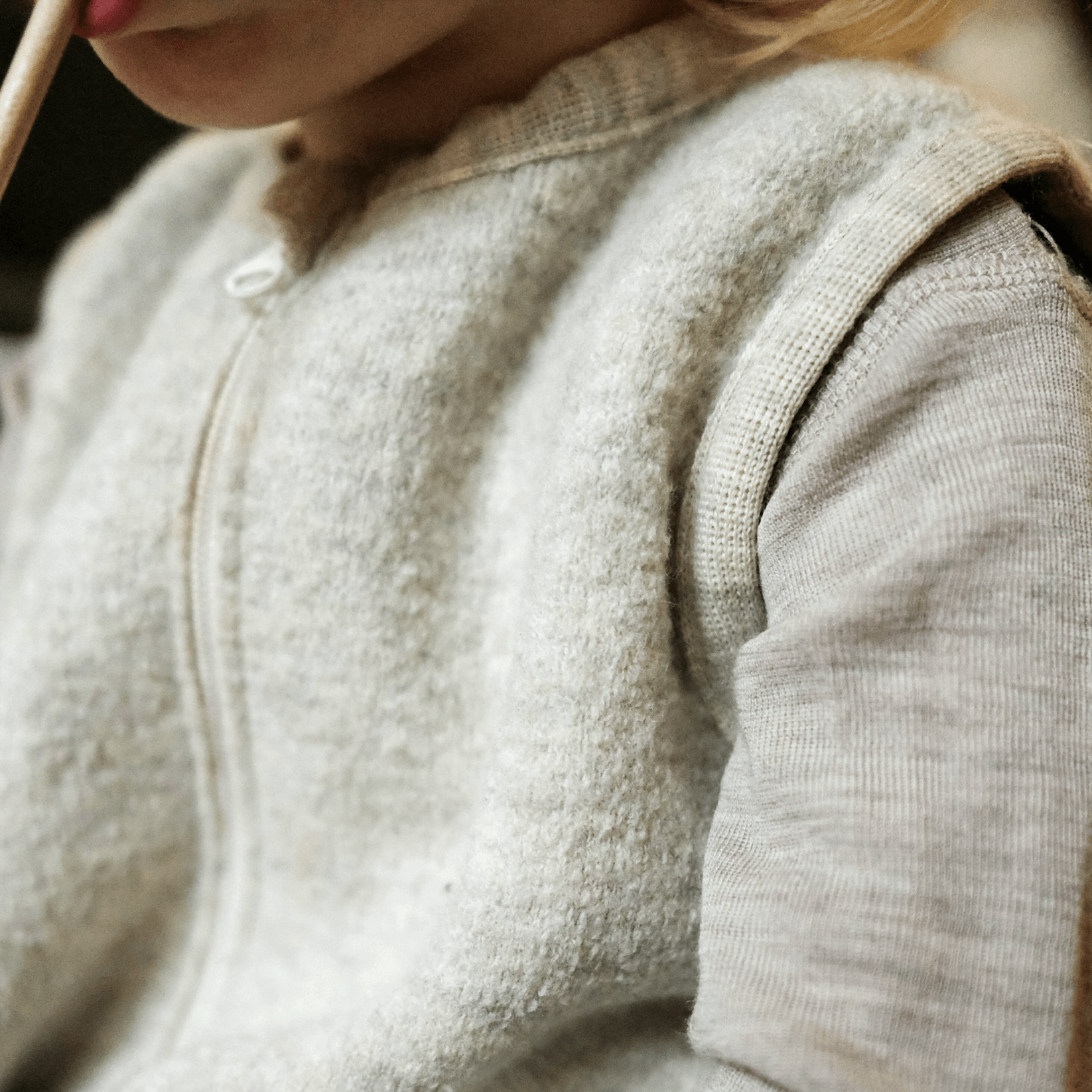 Produktfoto am Kind Kleinkindschhlafsack in creme Nahaufnahme Arm
