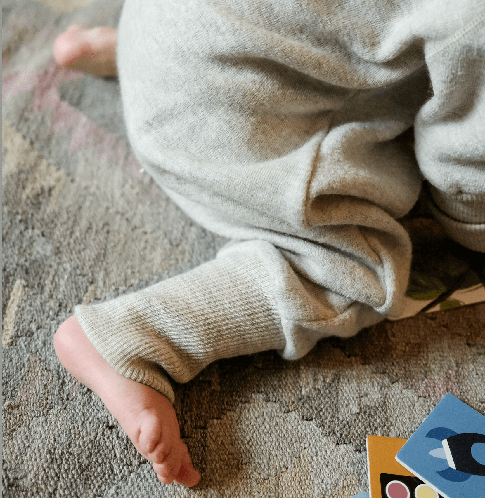 Produktfoto am Kind Kleinkindschhlafsack in creme Bündchen am Bein