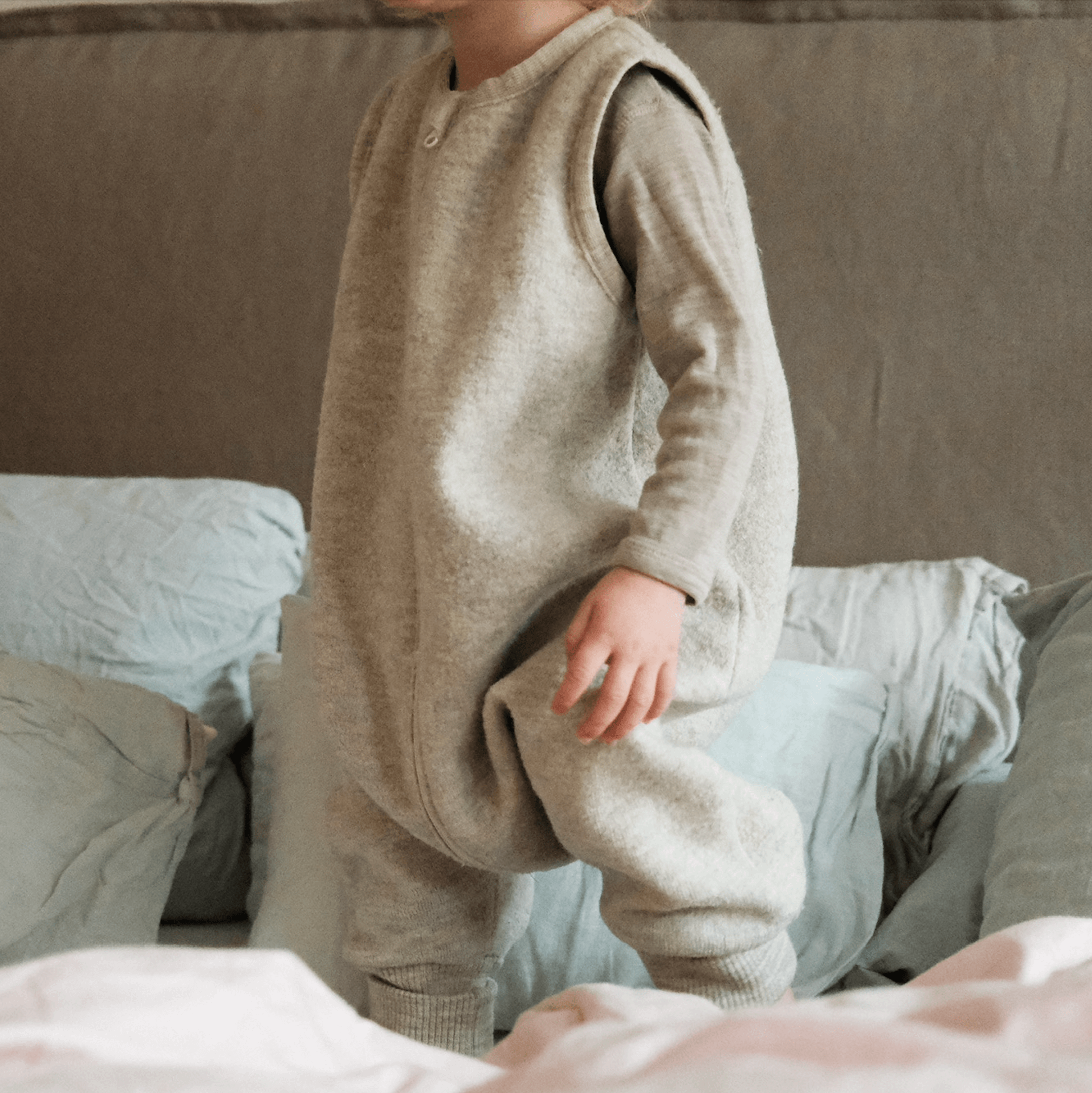 Produktfoto am Kind Kleinkindschhlafsack in creme