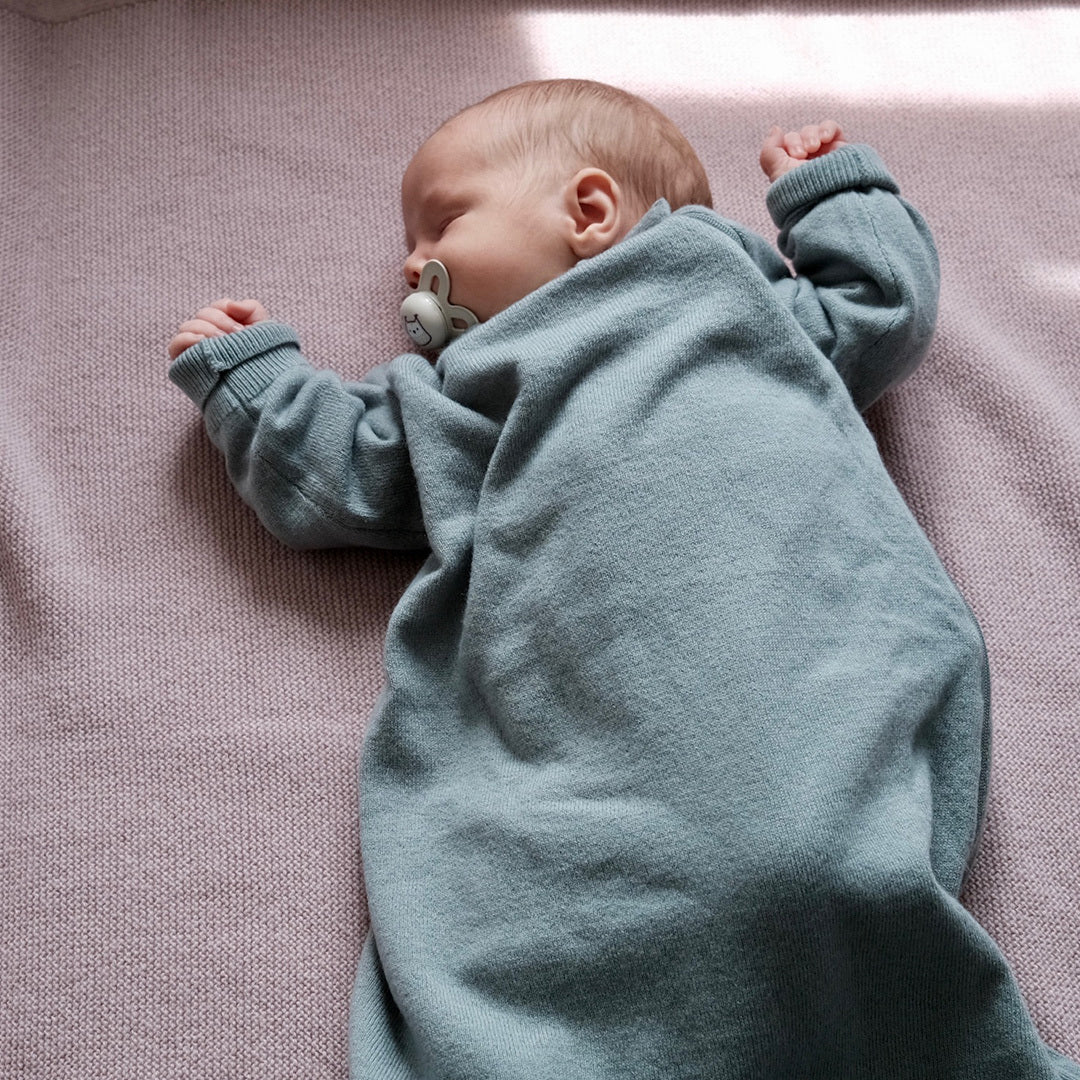 Baby in dem Babybox Collection Schlafsack in rauchblau