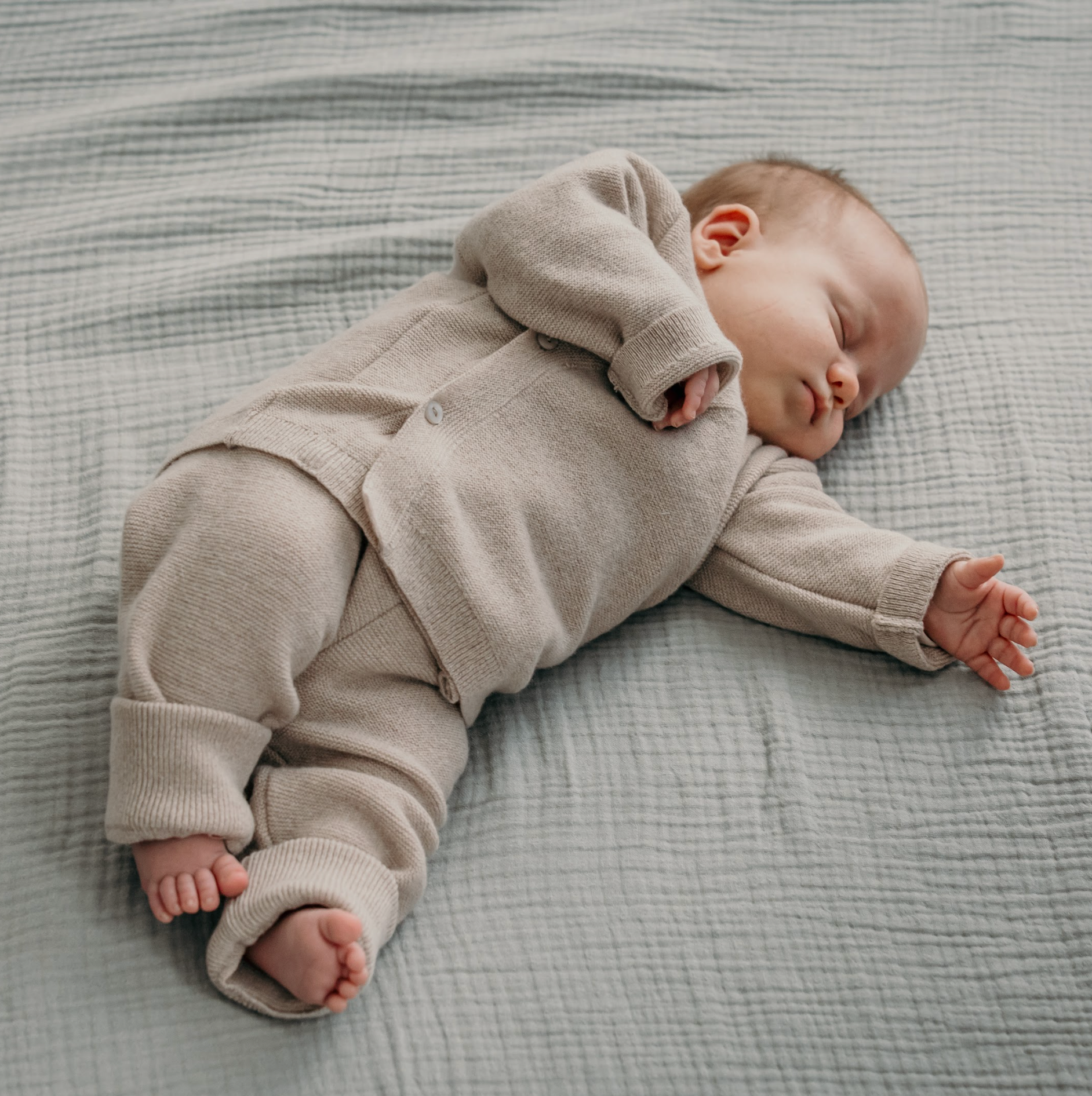 Babyfoto mit Bundhose und Schlüttli in Sand