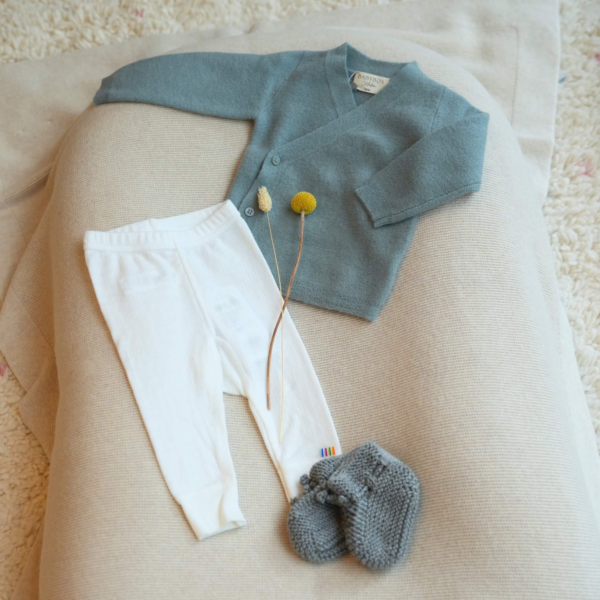 Geschenkbox Schlüttli Rauchblau und Hose Creme