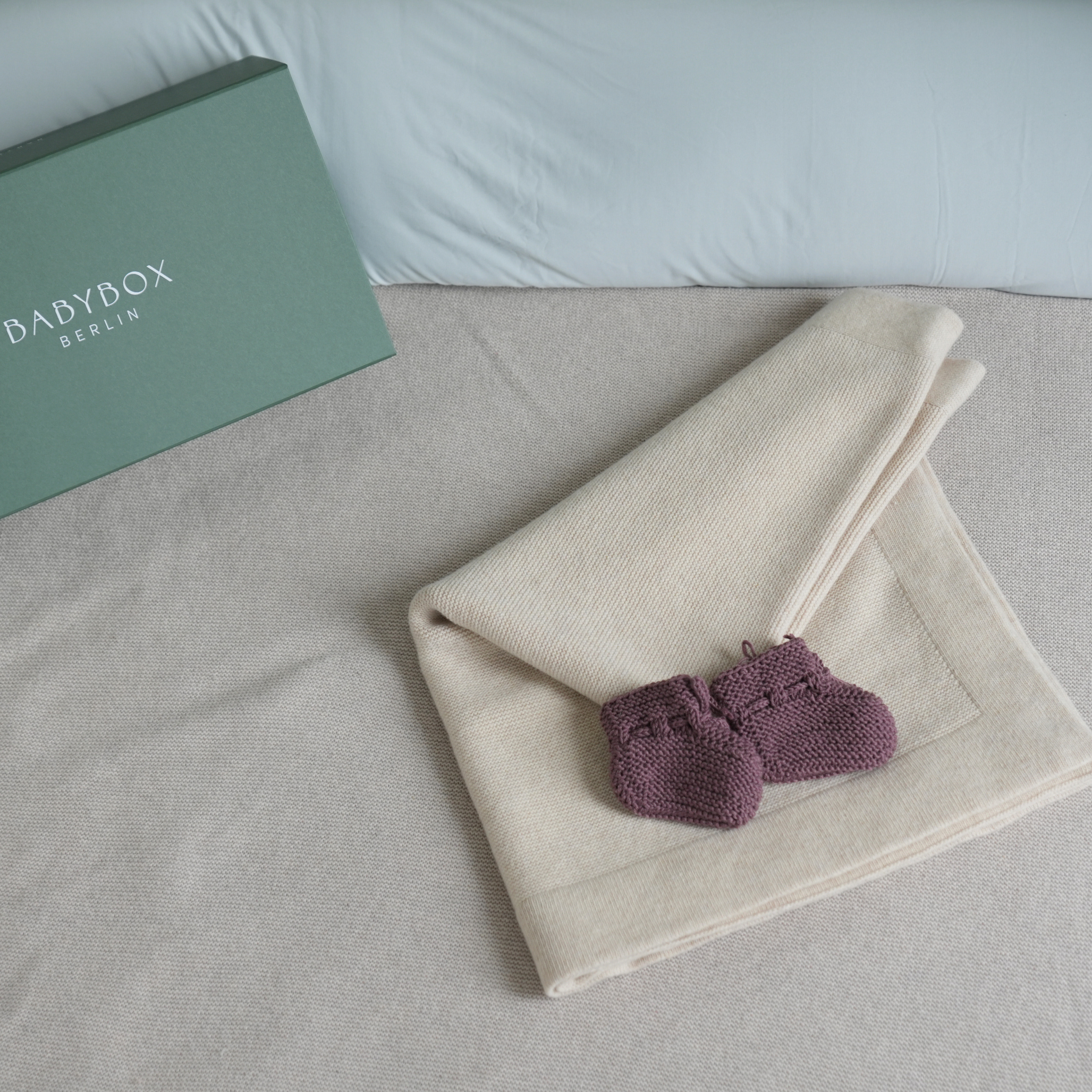 Babybox Geschenkbox – Merino-Cashmere-Decke & handgestrickte Babyschuhe