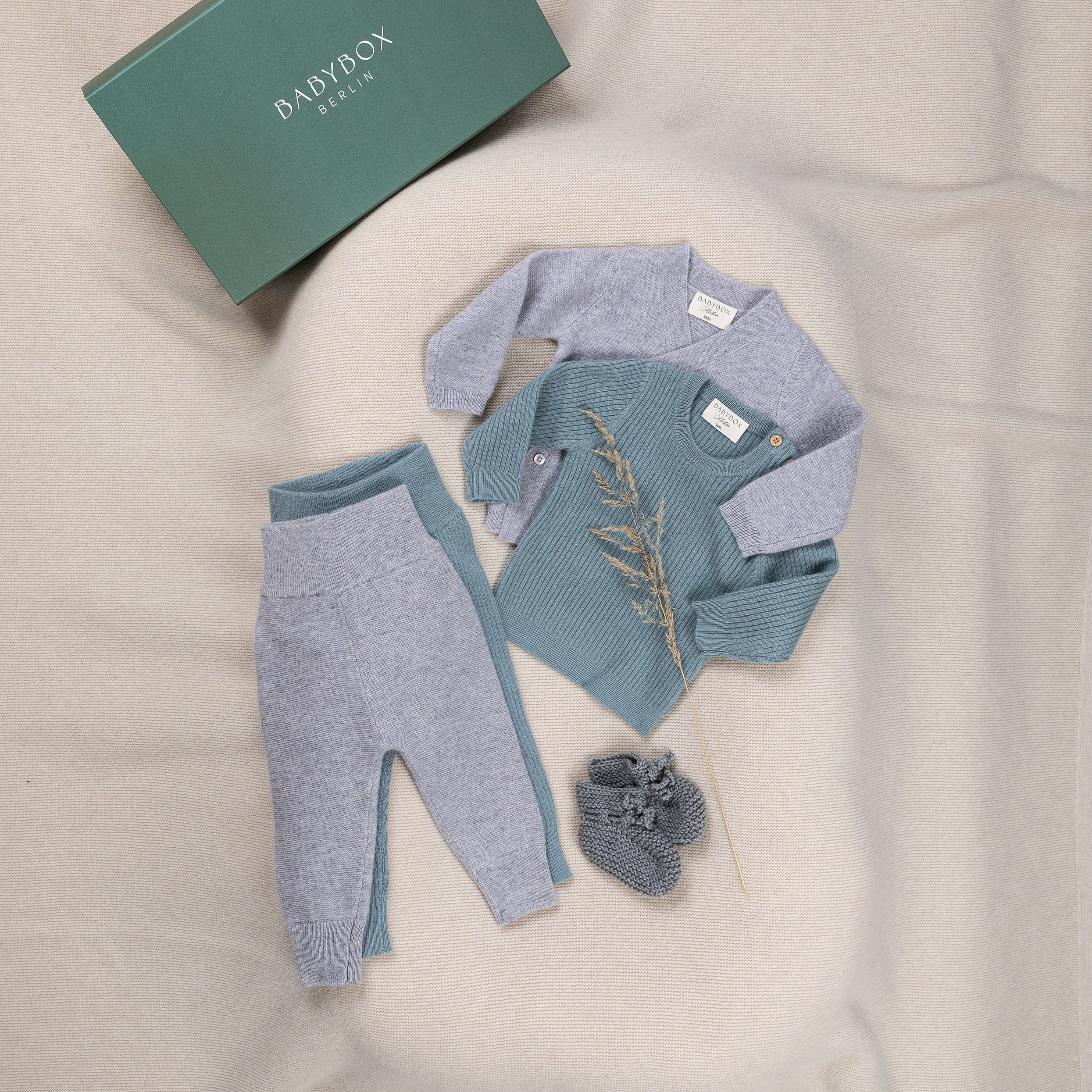 Cozy Outfit Deluxe – Premium Babybox in Grey