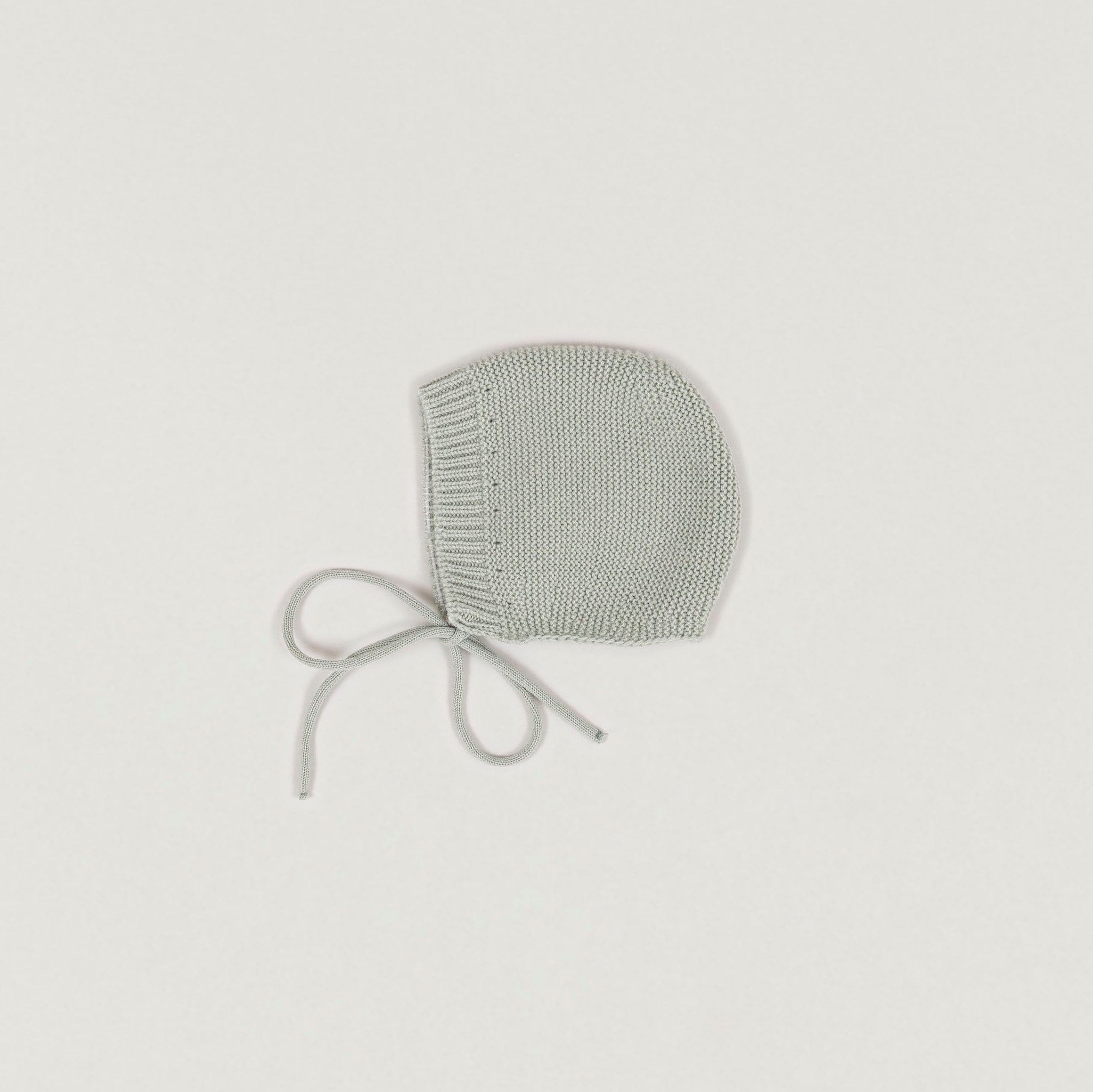 Produktfoto Mütze aus der Babybox Collection aus Yak & Kaschmir Wolle in der Farbe light sage