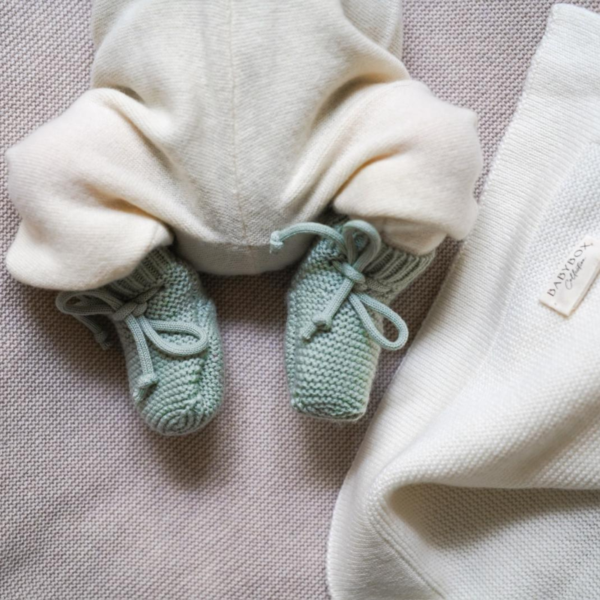 Produktfoto Schuhe aus der Babybox Collection aus Yak & Kaschmir Wolle in der Farbe light sage