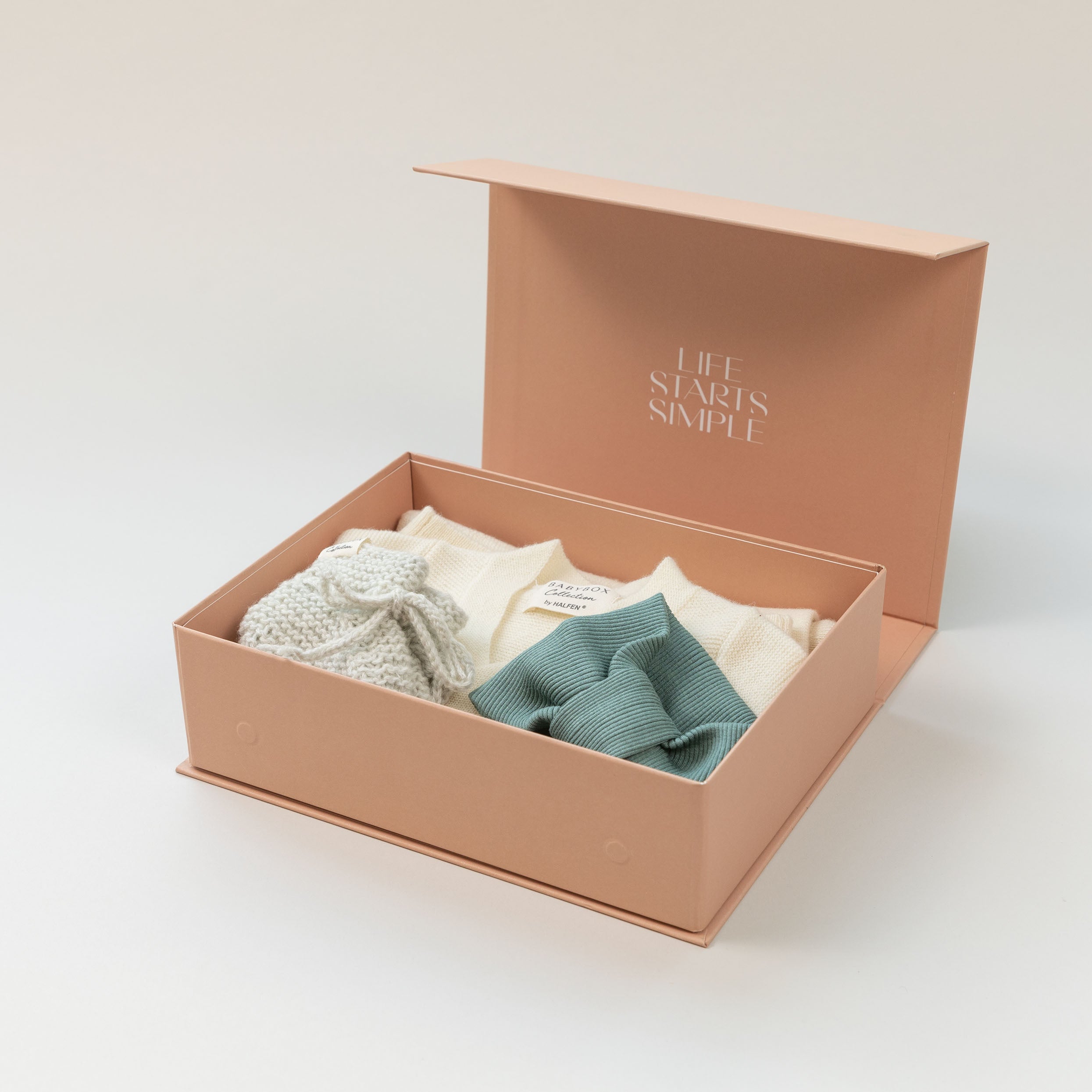 Offene Babybox Signature Box in der Farbe Nude mit Kleidung