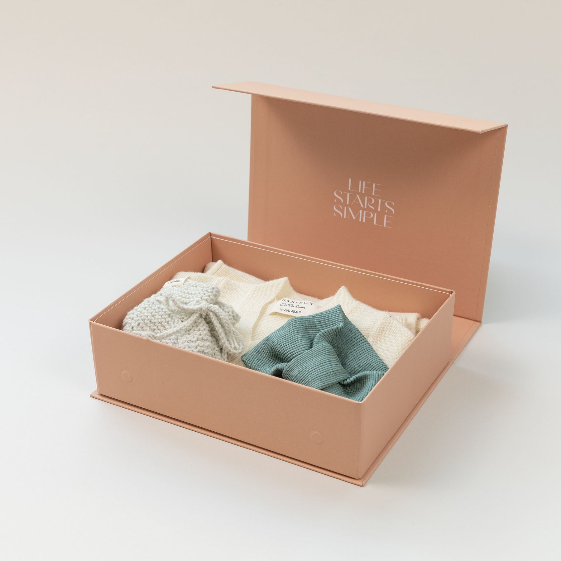 Offene Babybox Signature Box in der Farbe Nude mit Kleidung