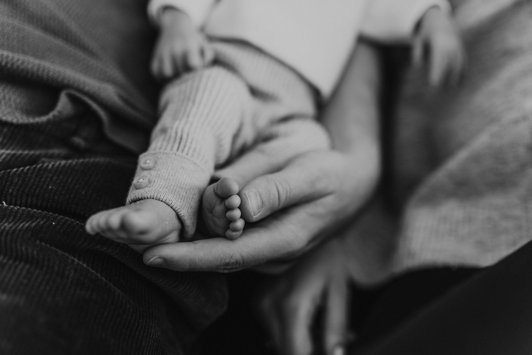 Bild in schwarz-weiß mit Babyfüßen
