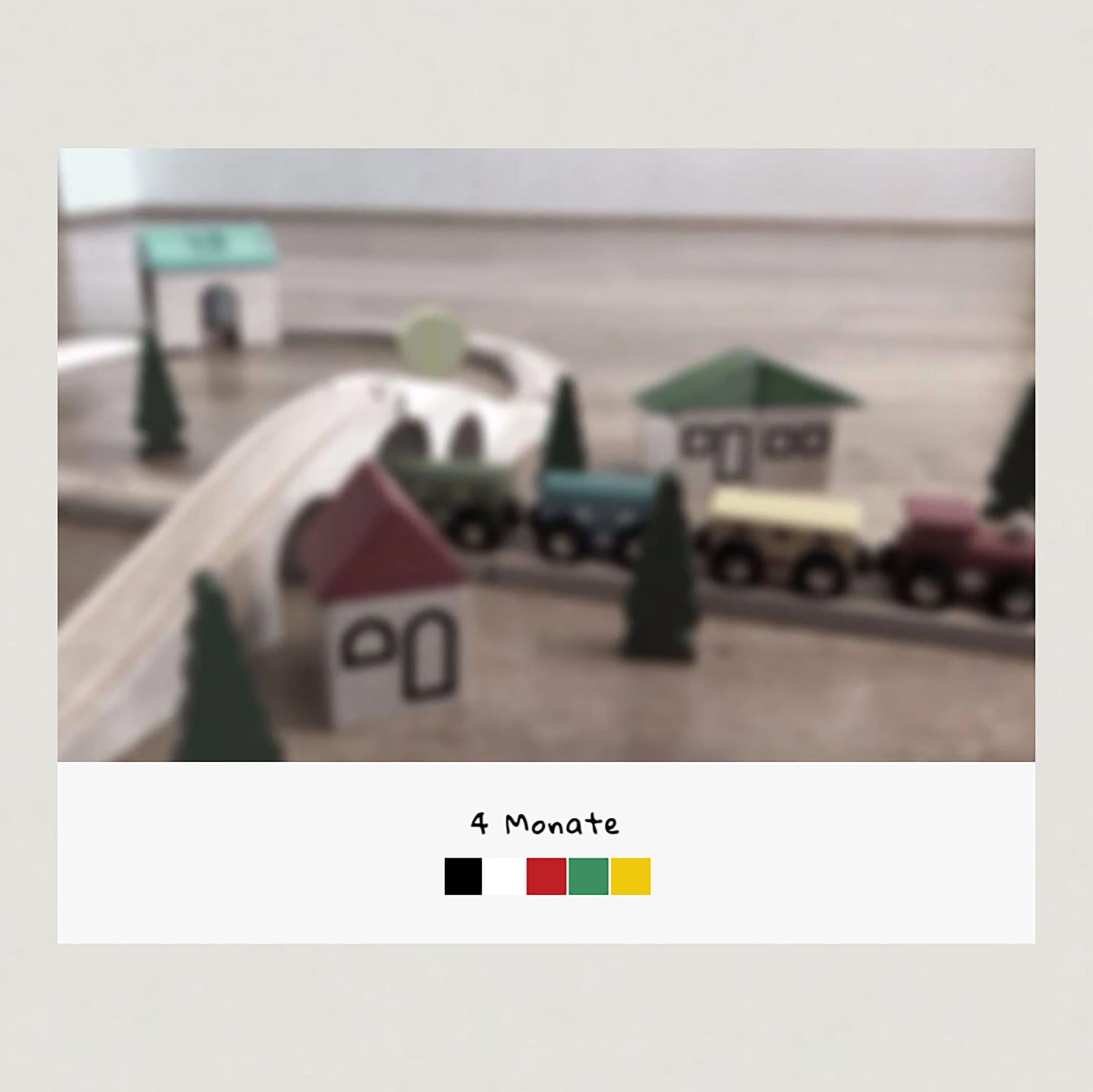 Sehvermögen eines Kindes ab 4 Monaten, Foto einer Holzeisenbahn