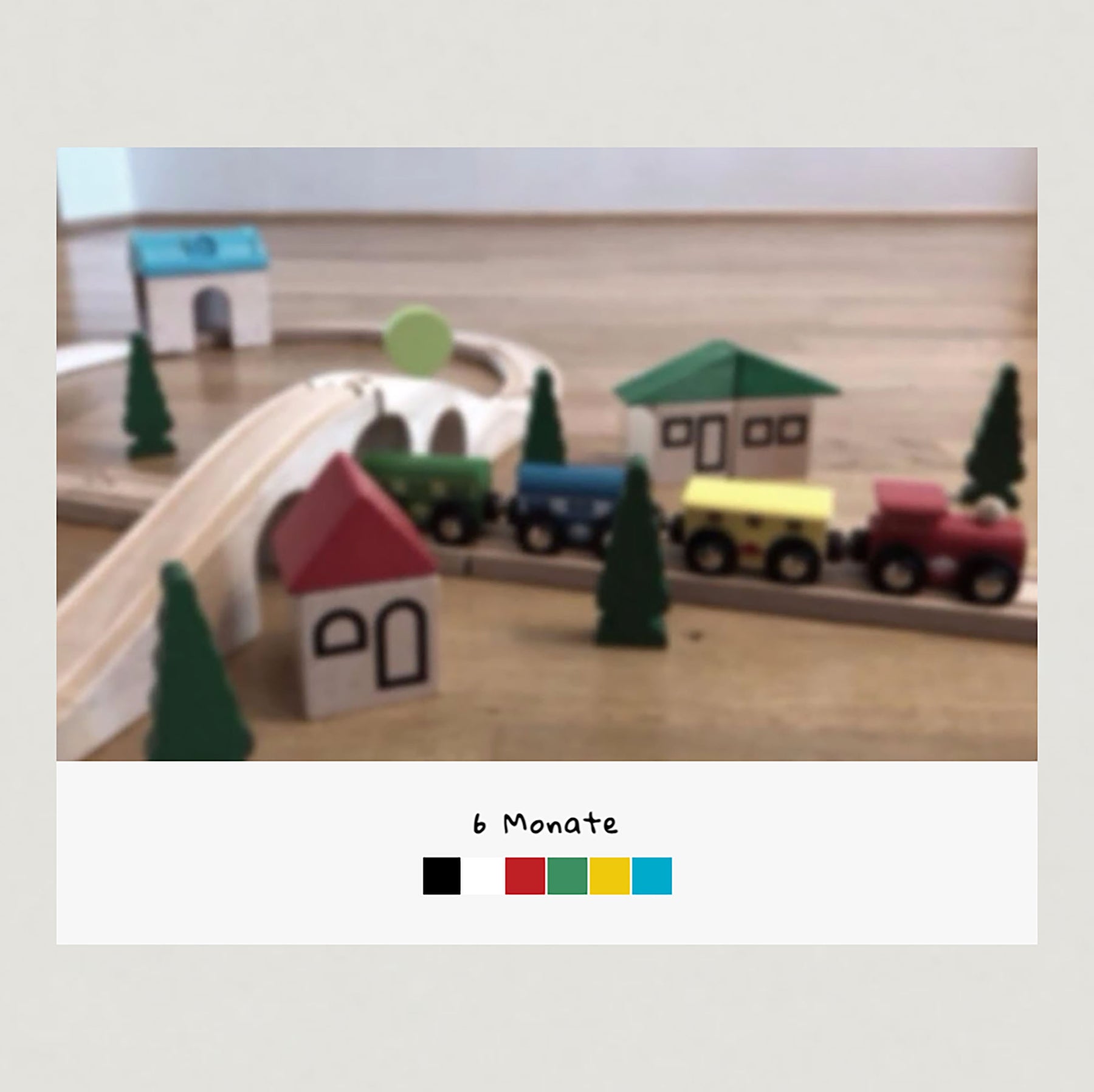 Sehvermögen eines Kindes ab 6 Monaten, Foto einer Holzeisenbahn