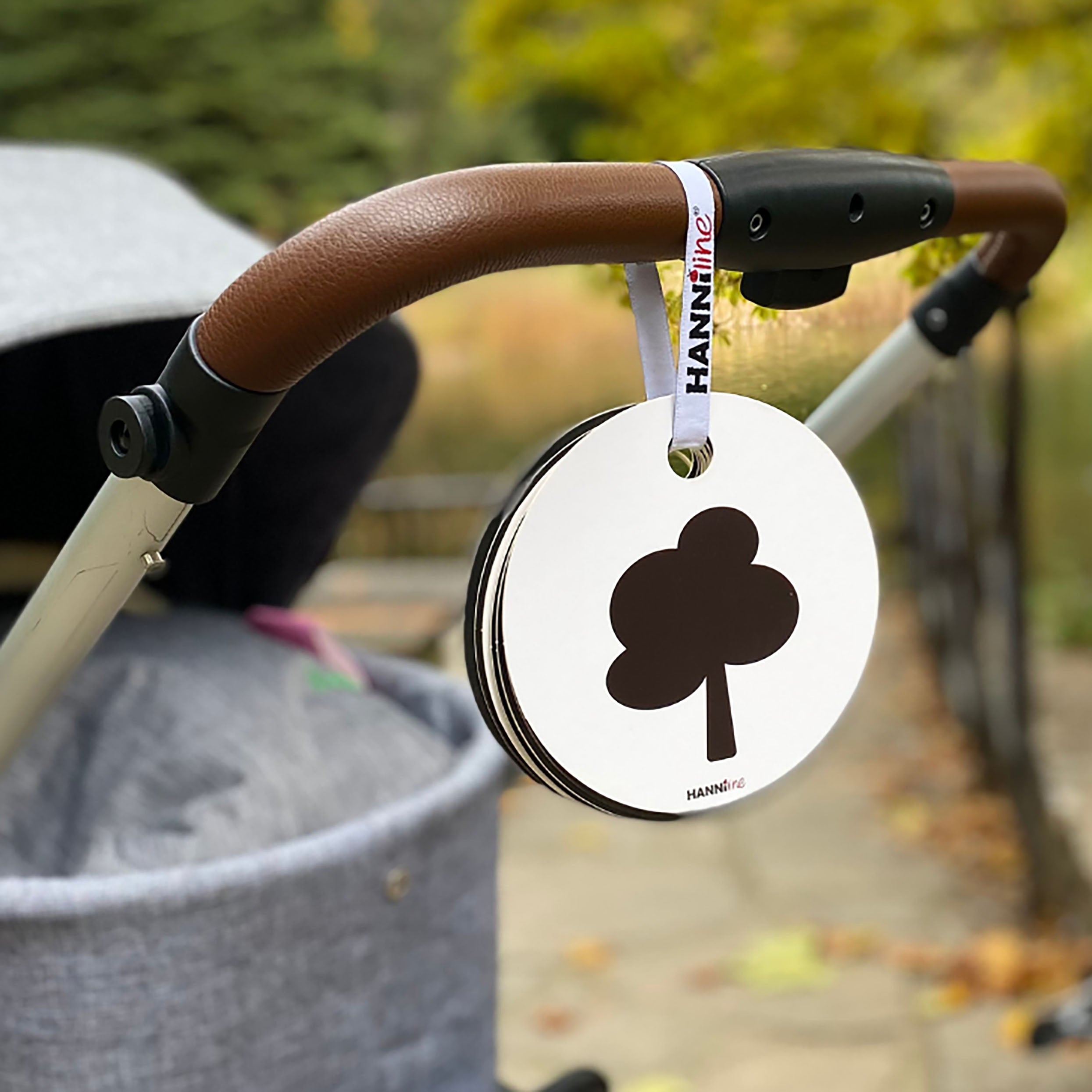 Foto eines Kontrastkarten Sets, welches an einem Kinderwagen hängt.