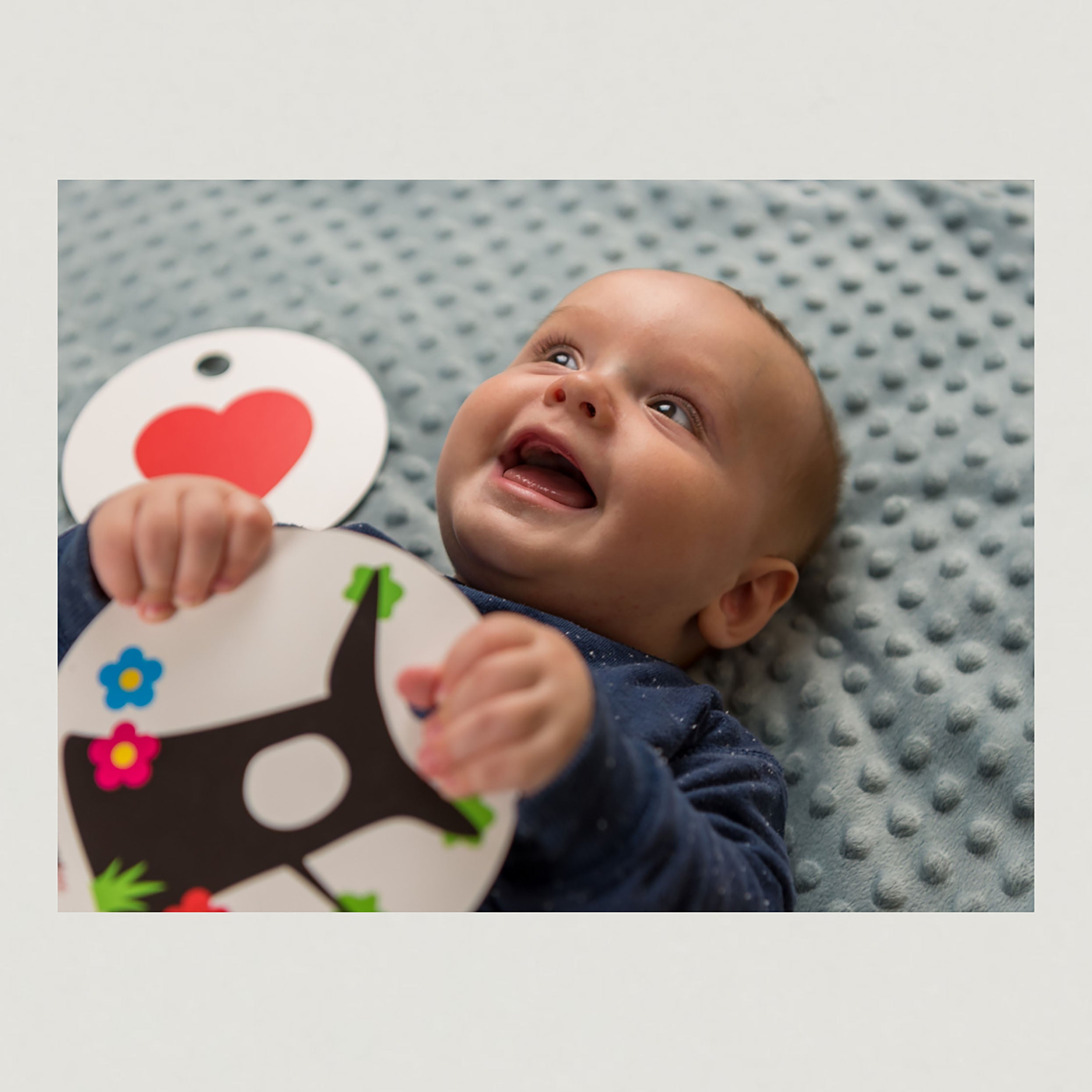 Foto Baby mit Kontrastkarte von Hanniline in der Hand