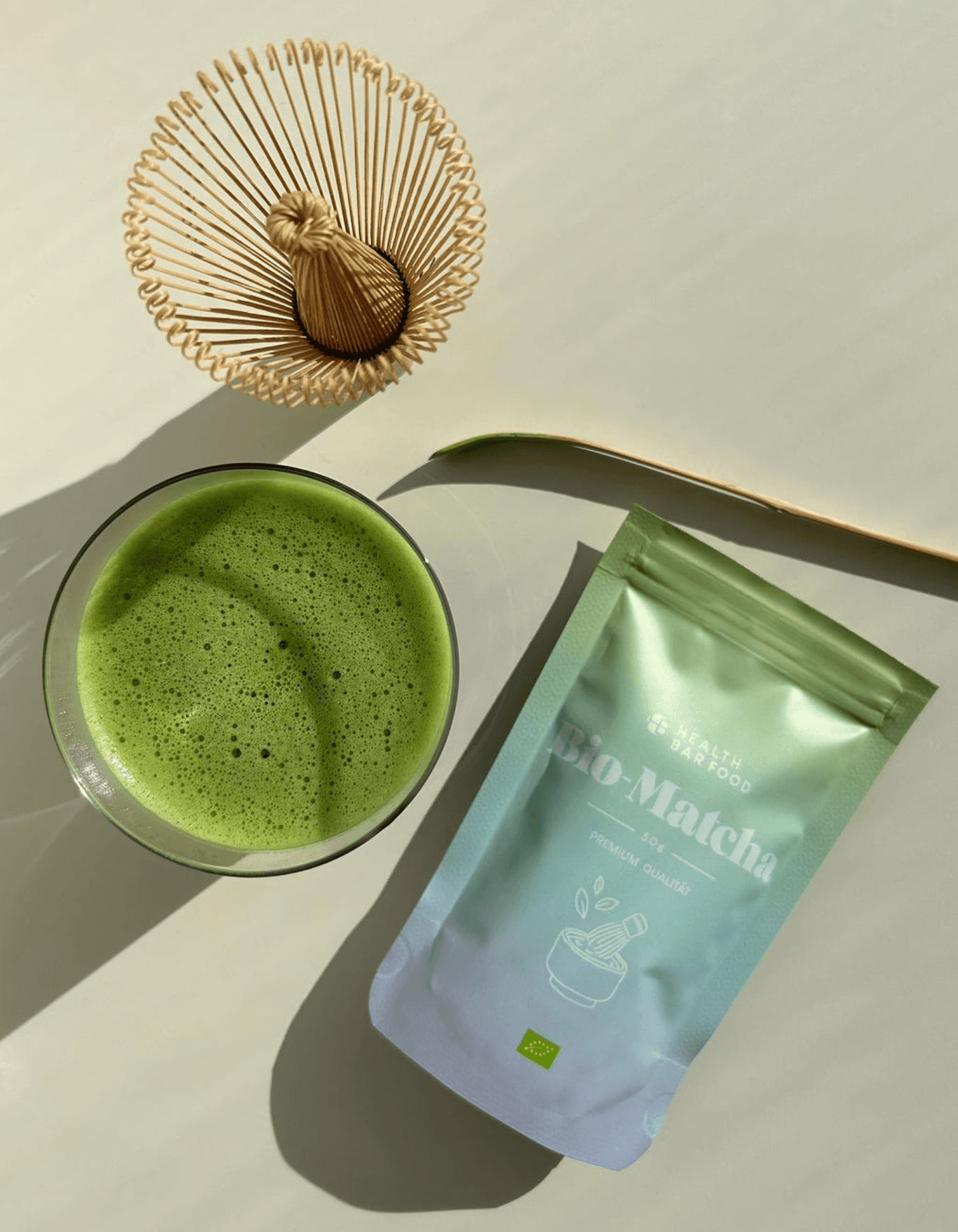 Foto eines Glas Matcha mit Packung Matcha von Healthbar