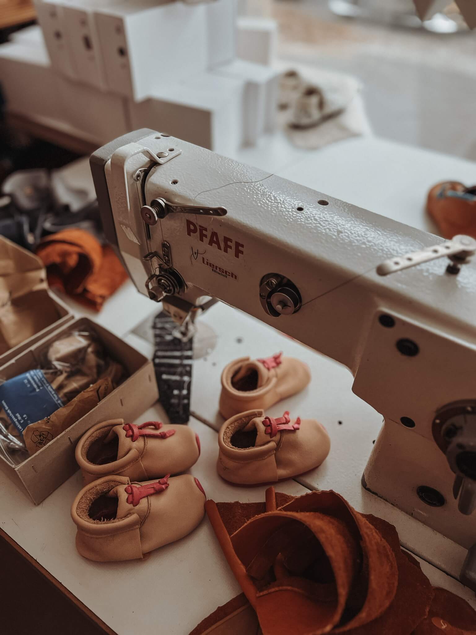 Lieblinge Schuhe auf einer alten Pfaff Nähmaschine