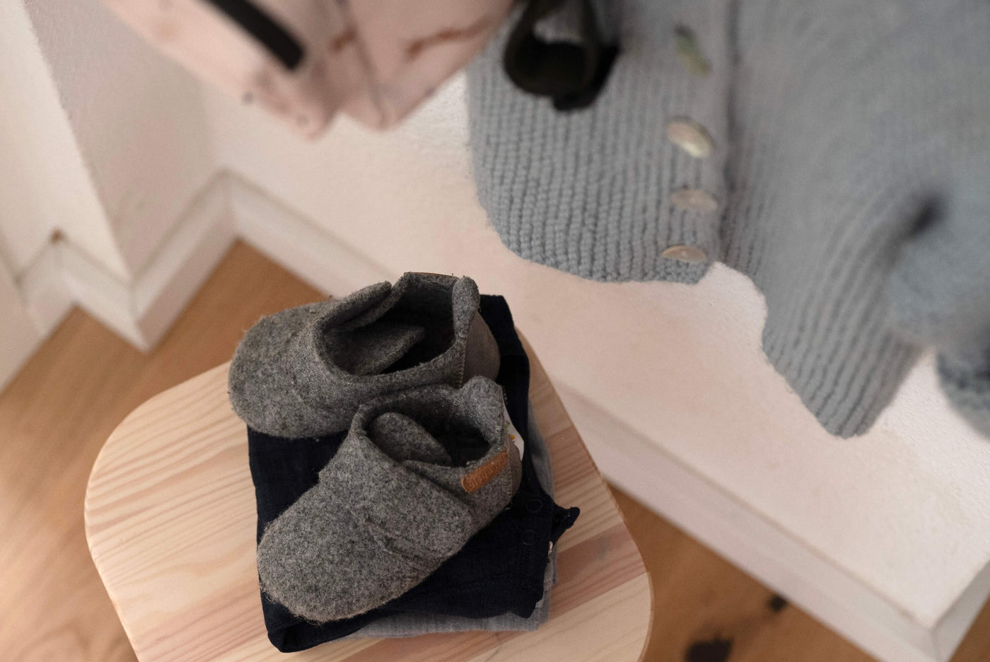 Foto von Kinderhausschuhen auf einem Hocker