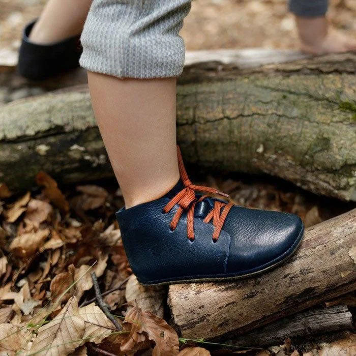 Lieblinge ökologische Lauflernschuhe schadstofffrei Dessertboots für Laufstarter Ansicht mit Naturkautschuksohle #farbe_navy