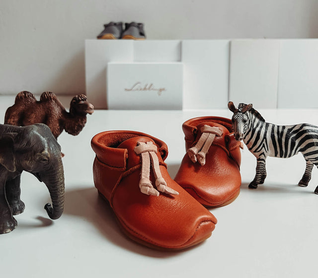 Lieblinge Barfussschuhe Produktfoto mit Spielzeugtieren