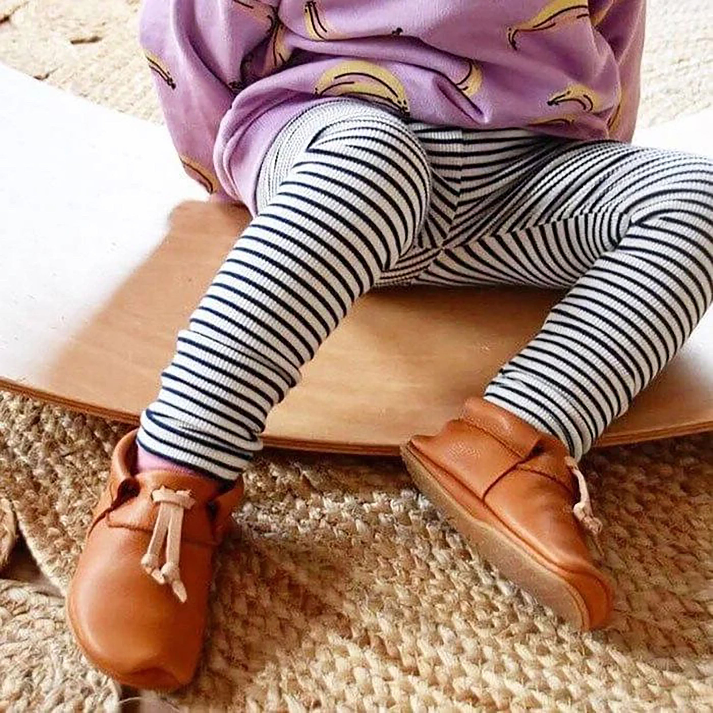 Lieblinge ökologische Lauflernschuhe schadstofffrei KNOTS für Laufstarter Ansicht mit Naturkautschuksohle #farbe_cognac