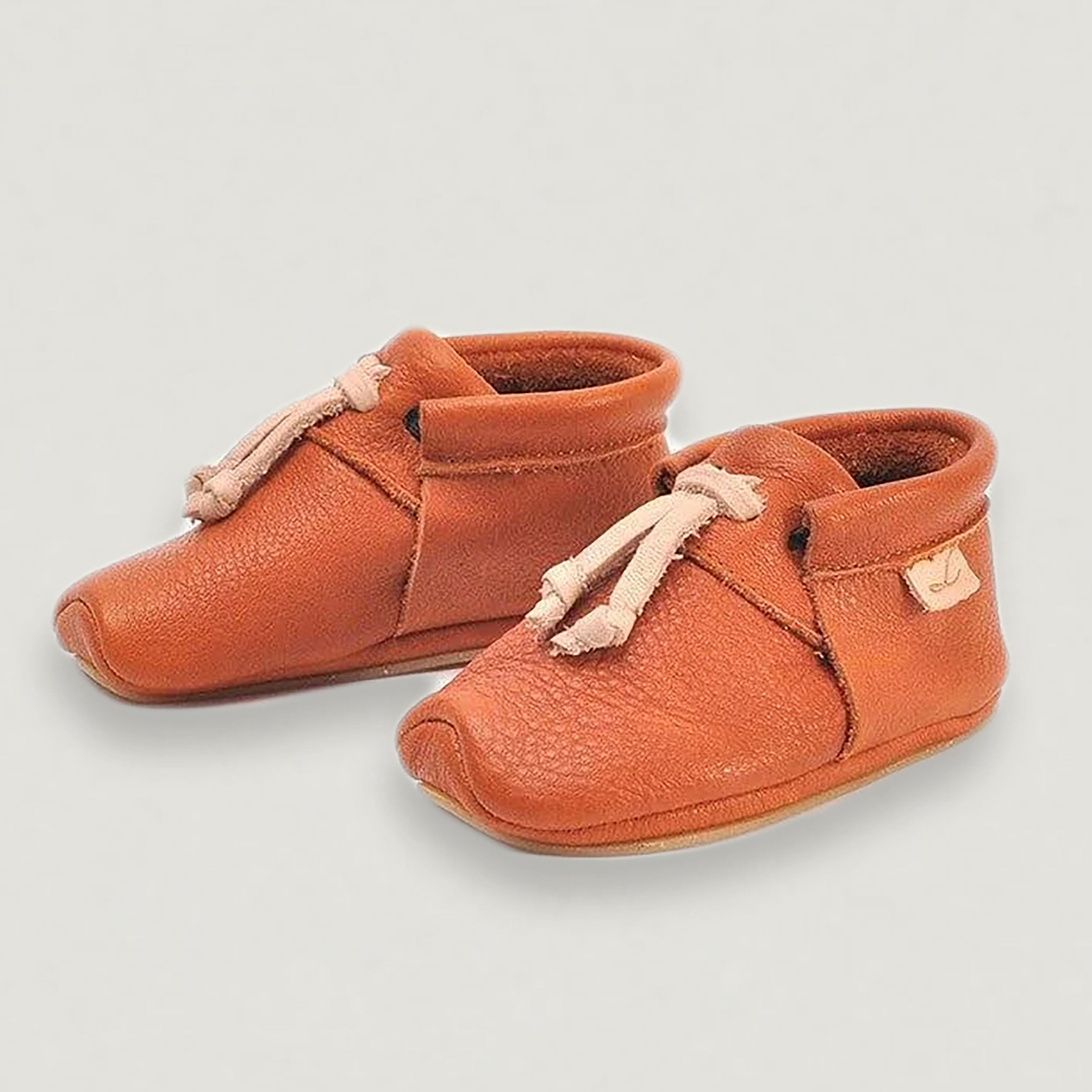 Lieblinge ökologische Lauflernschuhe schadstofffrei KNOTS für Laufstarter Ansicht mit Naturkautschuksohle #farbe_cognac