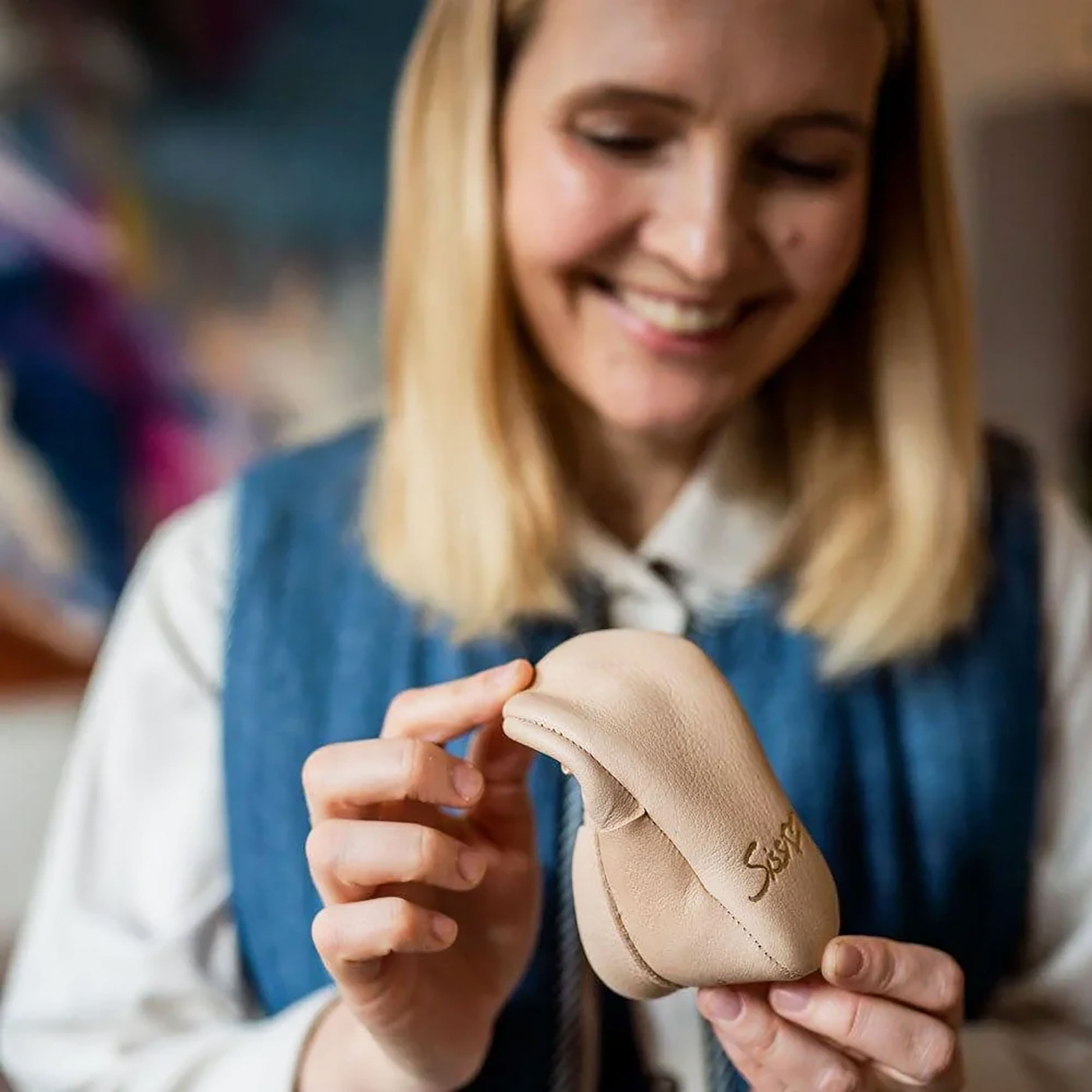 Lieblinge Barfußschuhe Sissi Rasche Krabbelschuh natur Sissi freut sich mit Schuh in der Hand