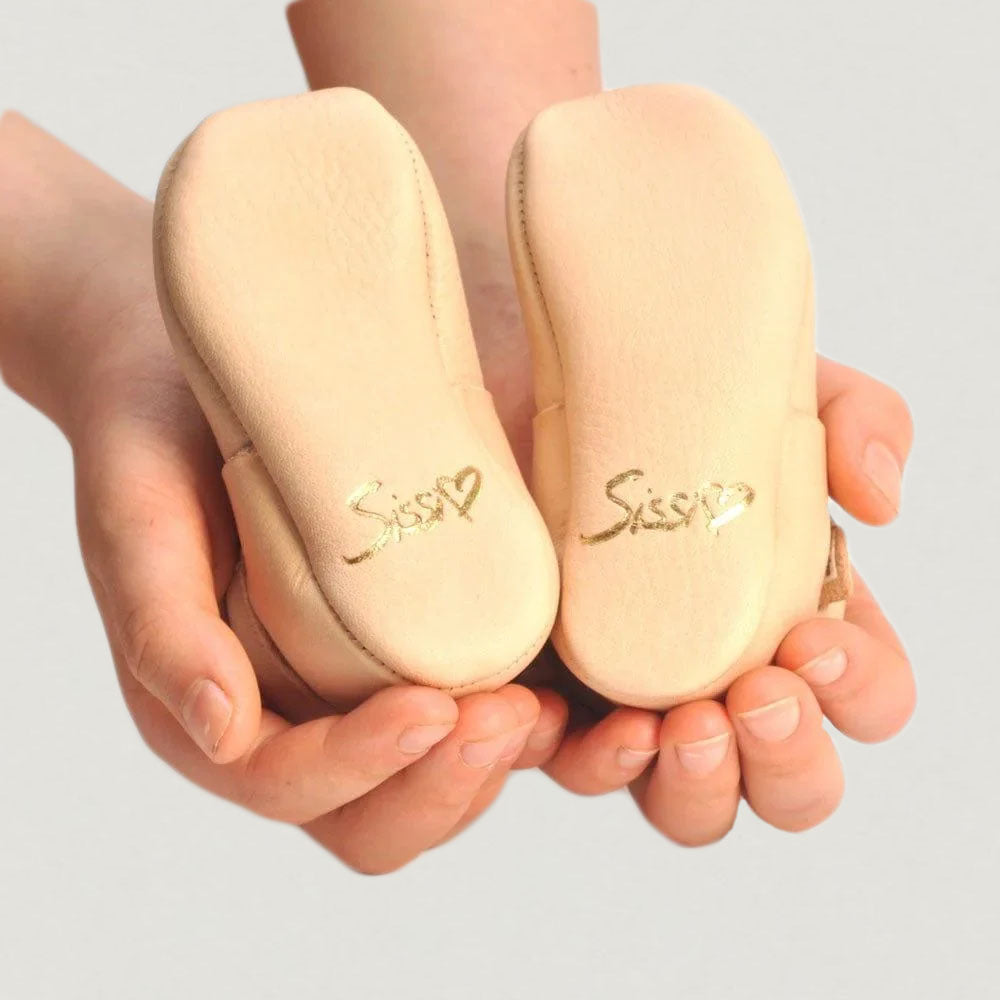 Lieblinge Barfußschuhe Sissi Rasche Krabbelschuh natur Paar Ansicht Sohle aus Leder mit Sissi Logo in gold