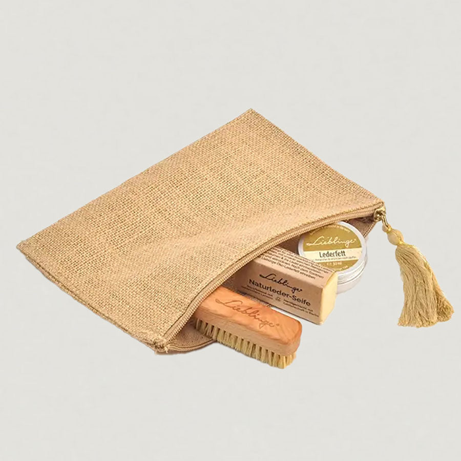 Lederpflegeset mit Pflegebürste, Pflegeseife, Lederpflegeset und Joutepouch.