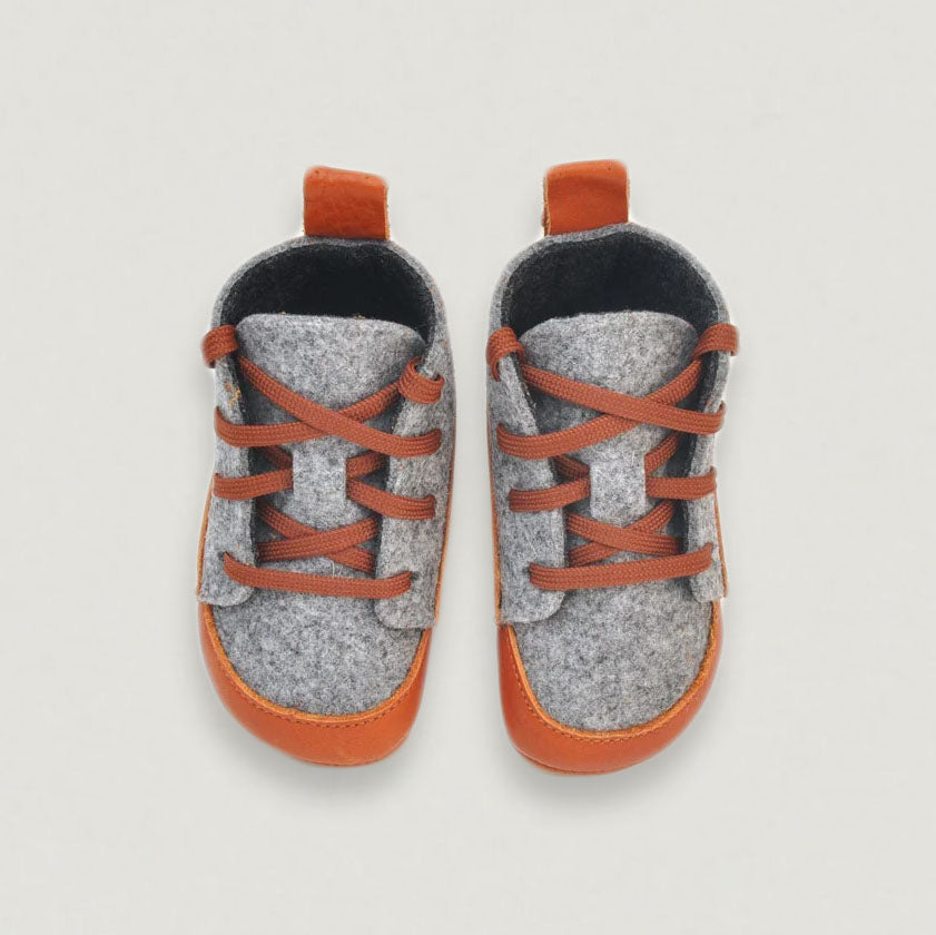 Lieblinge ökologische Lauflernschuhe schadstofffrei FILZBOOTIES für Laufstarter_top view #farbe_cognac
