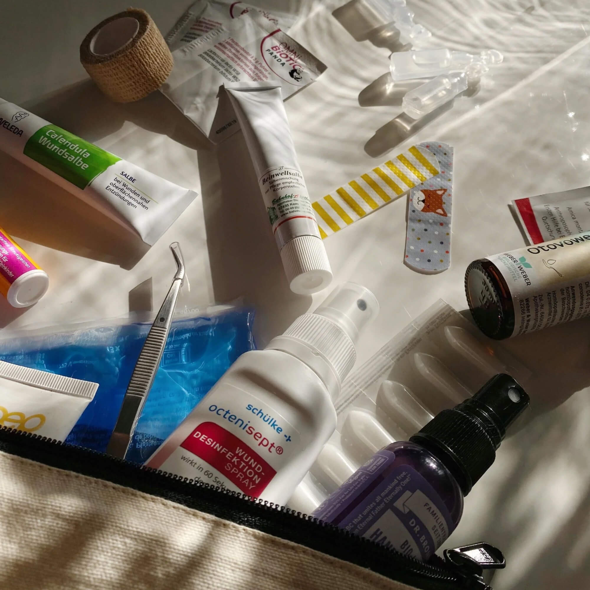 Foto Produkte aus der Reiseapotheke für Baby und Kind