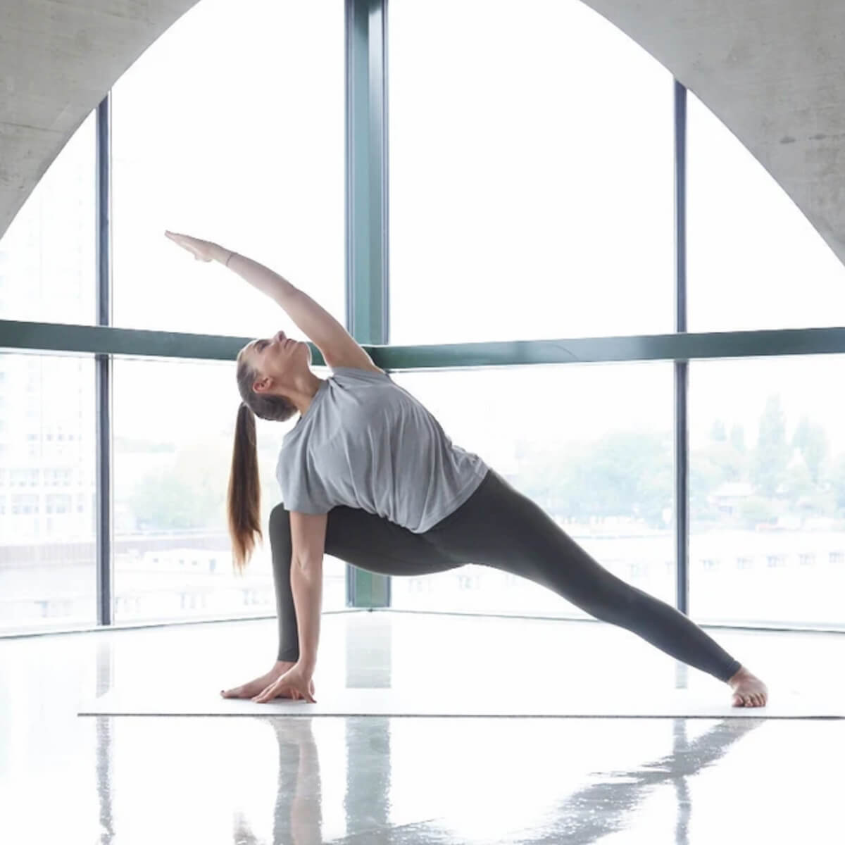 Foto einer Frau in einer Yoga Position