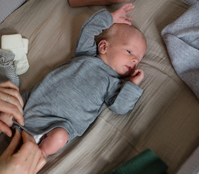 Baby wird gewickelt