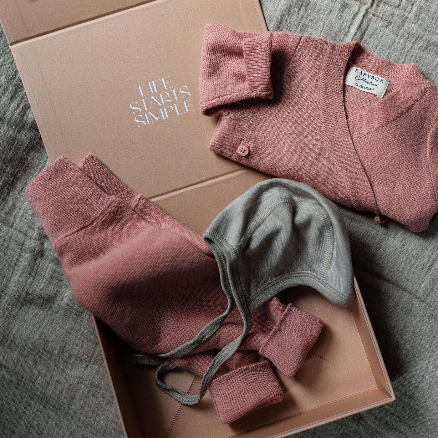Babybox Signature Box mit Babykleidung