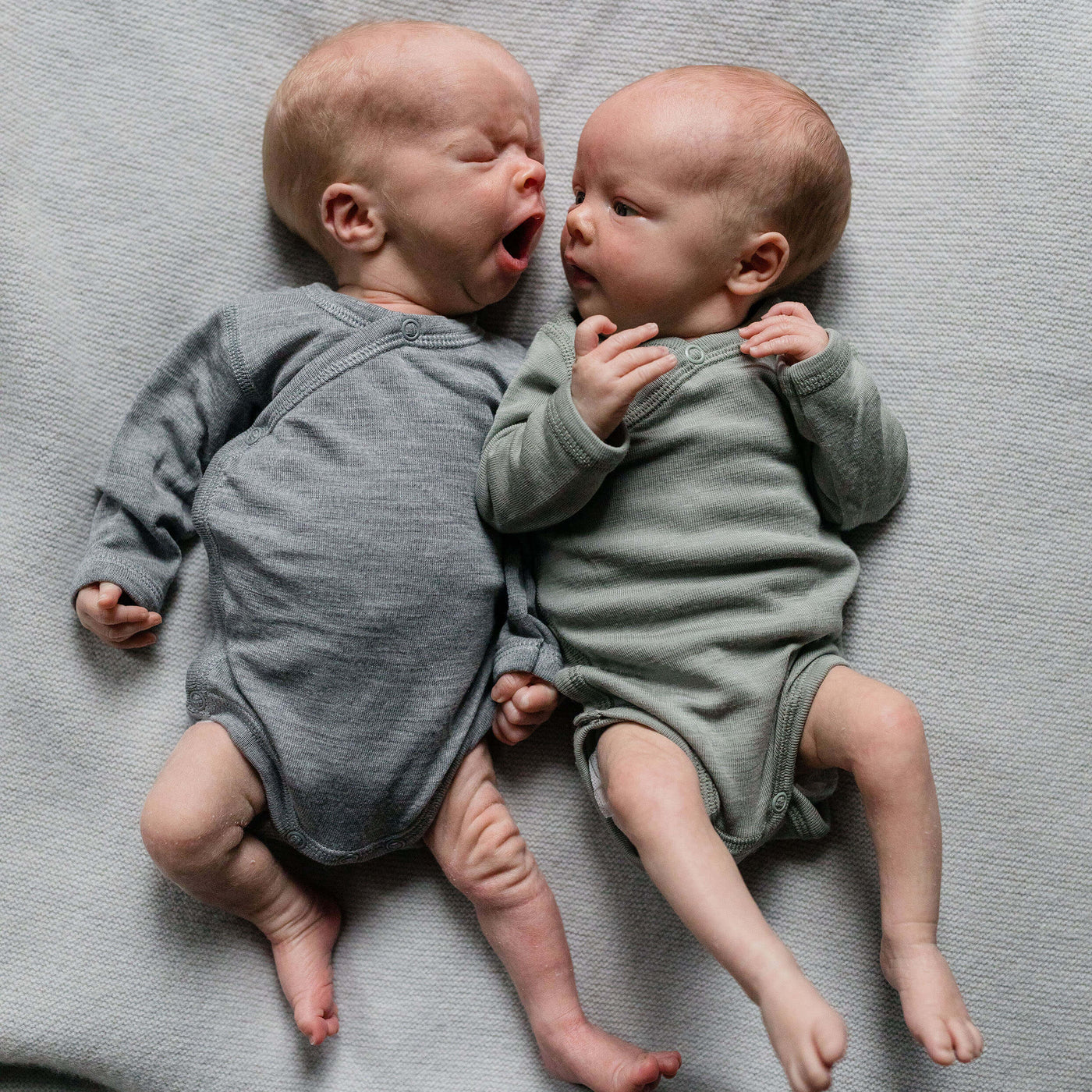 Foto von Zwillingsbabys in Wolle und Seide Wickelbodys