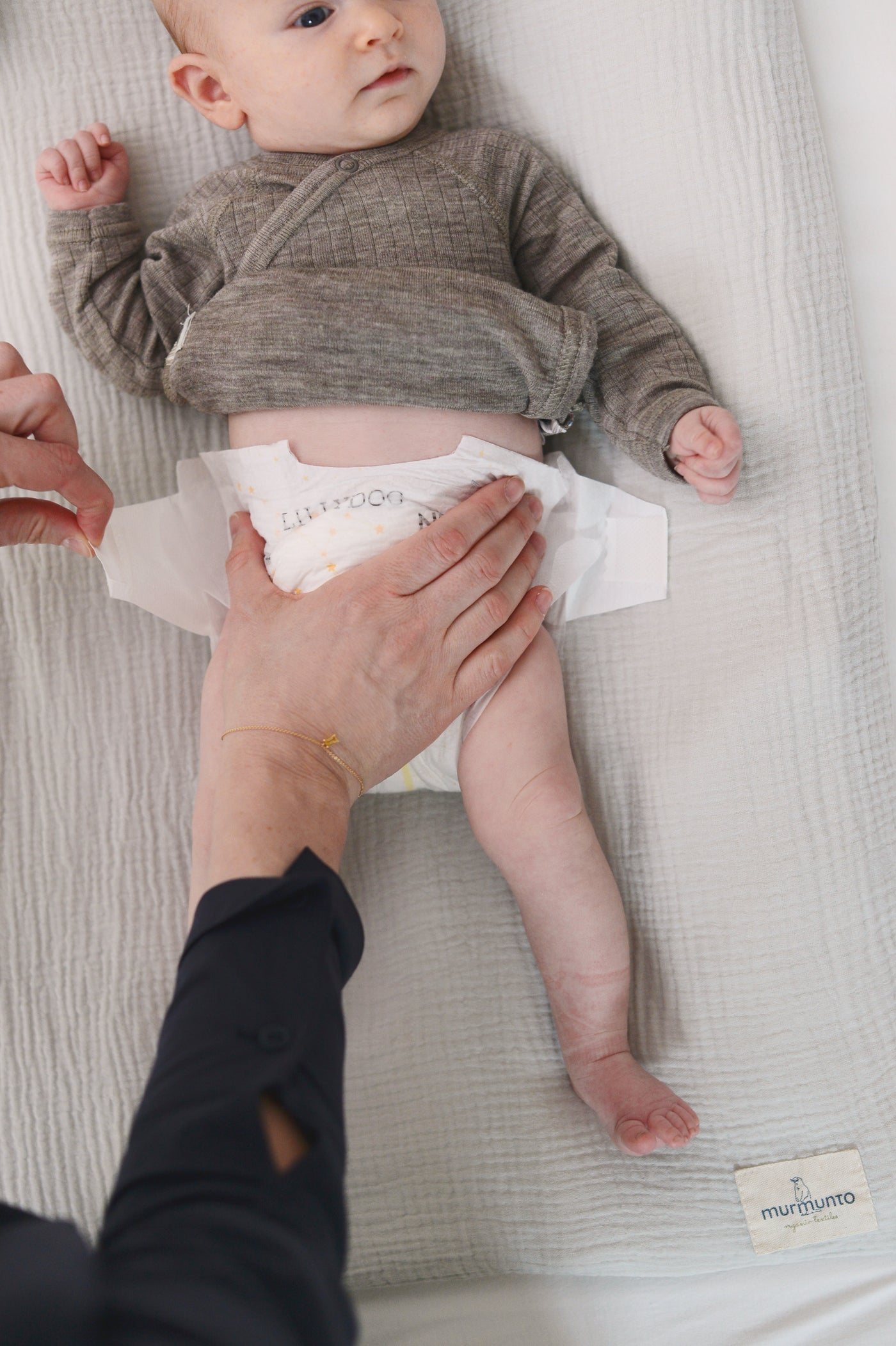 Baby wird gewickelt