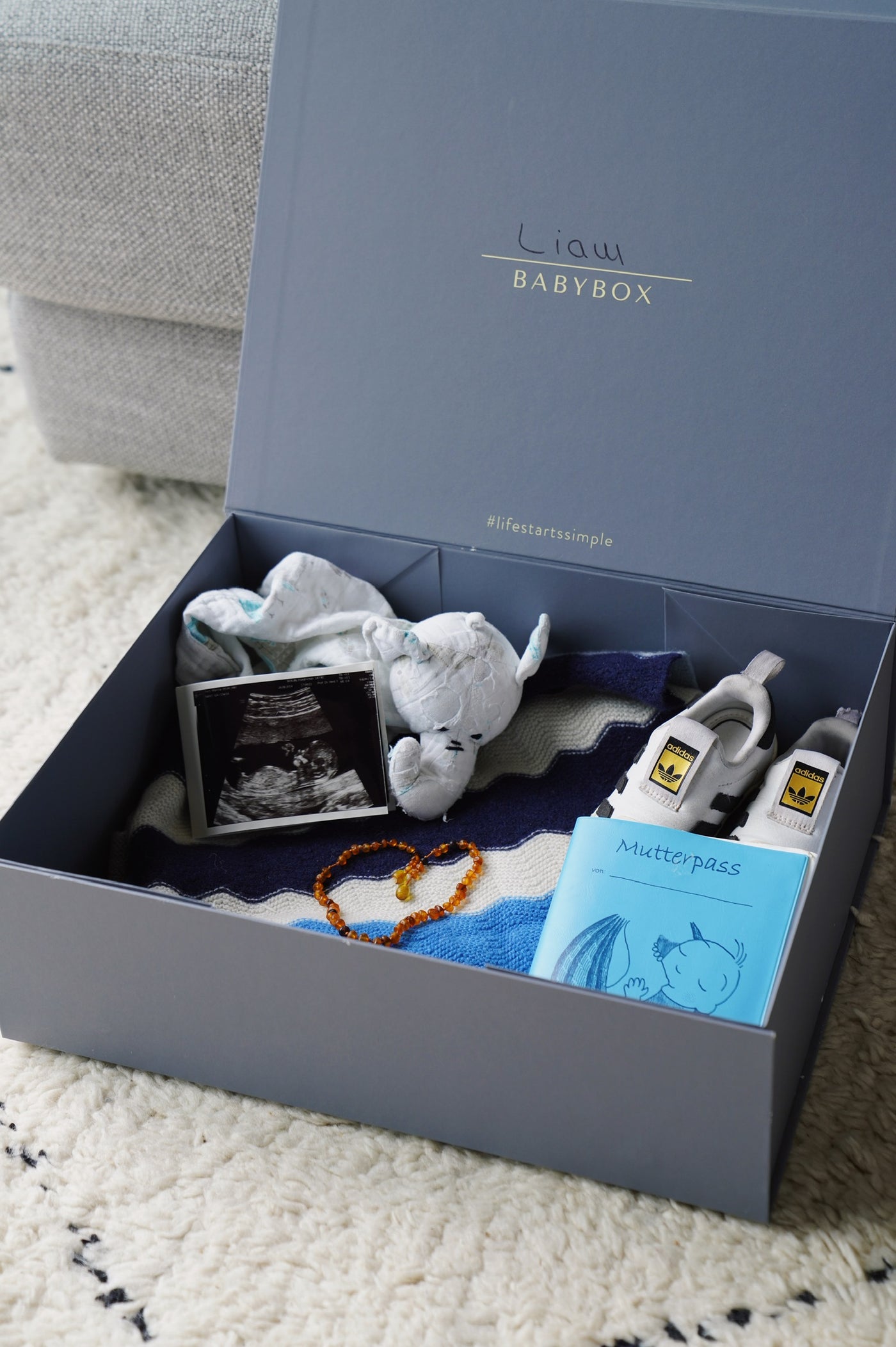 Foto Babybox Signature Box in grau aufgeklappt mit Erinnerungen