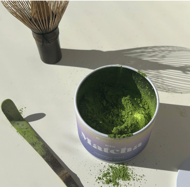 Bild mit einer Dose Matcha