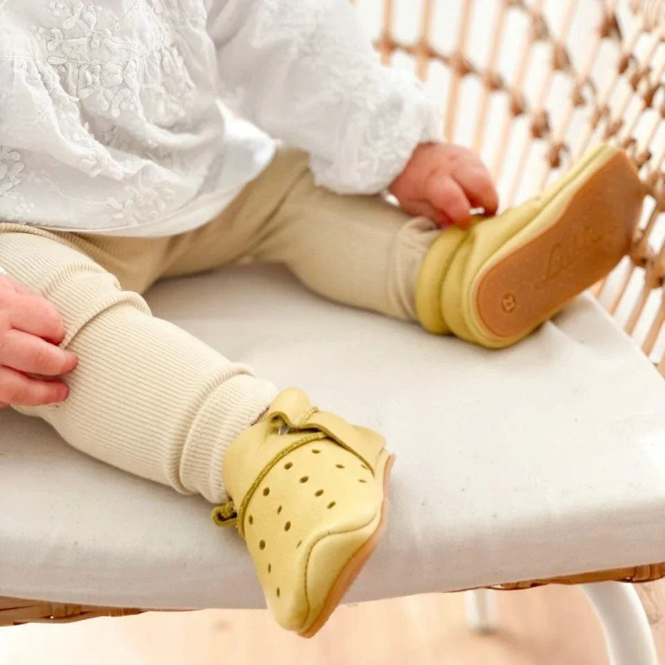 Lieblinge ökologische Lauflernschuhe schadstofffrei Aries für Laufstarter Ansicht mit Naturkautschuksohle #farbe_senf