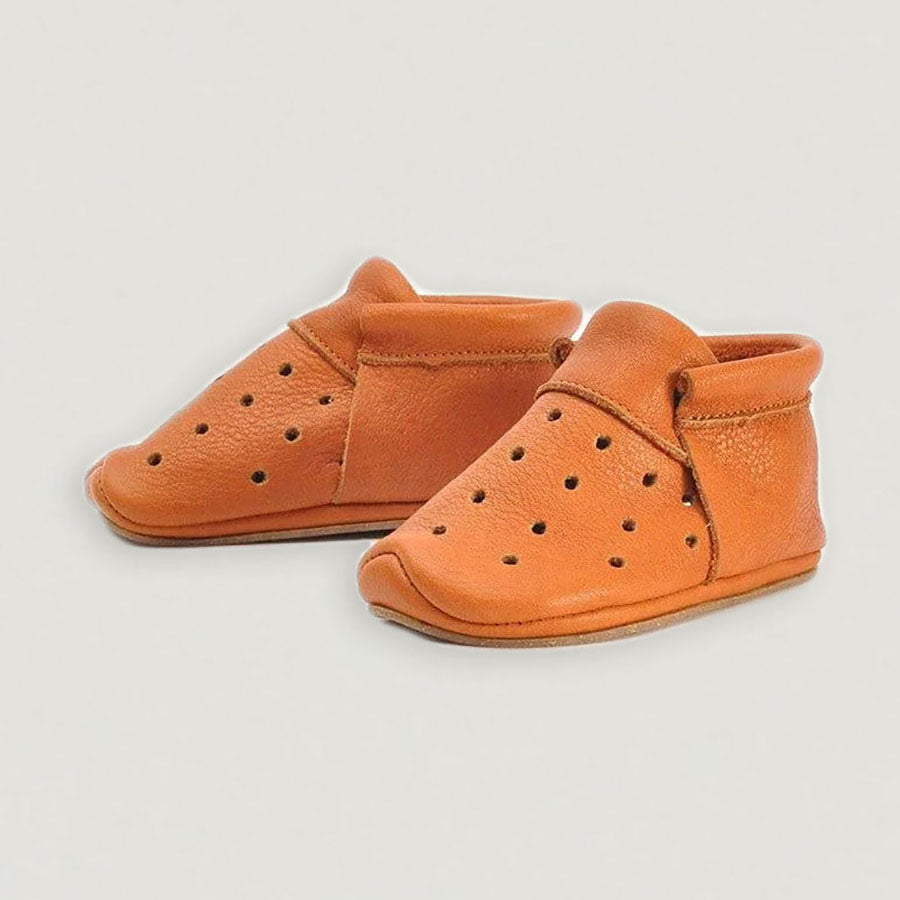 Lieblinge ökologische Lauflernschuhe schadstofffrei Aries für Laufstarter Ansicht mit Naturkautschuksohle #farbe_cognac