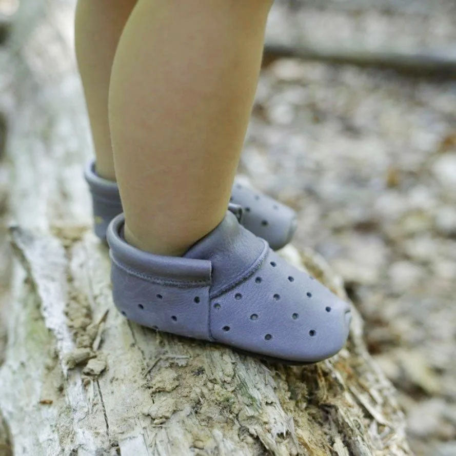 Lieblinge ökologische Lauflernschuhe schadstofffrei Aries für Laufstarter Ansicht mit Naturkautschuksohle #farbe_fliedergrau