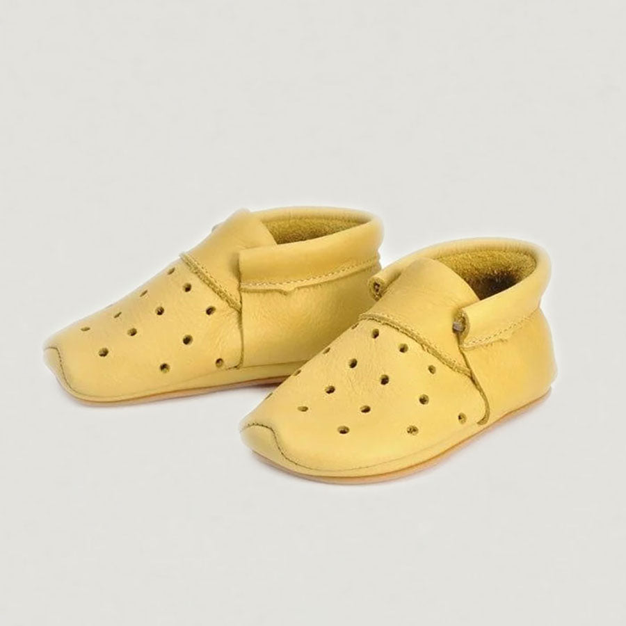Lieblinge ökologische Lauflernschuhe schadstofffrei Aries für Laufstarter Ansicht mit Naturkautschuksohle #farbe_senf