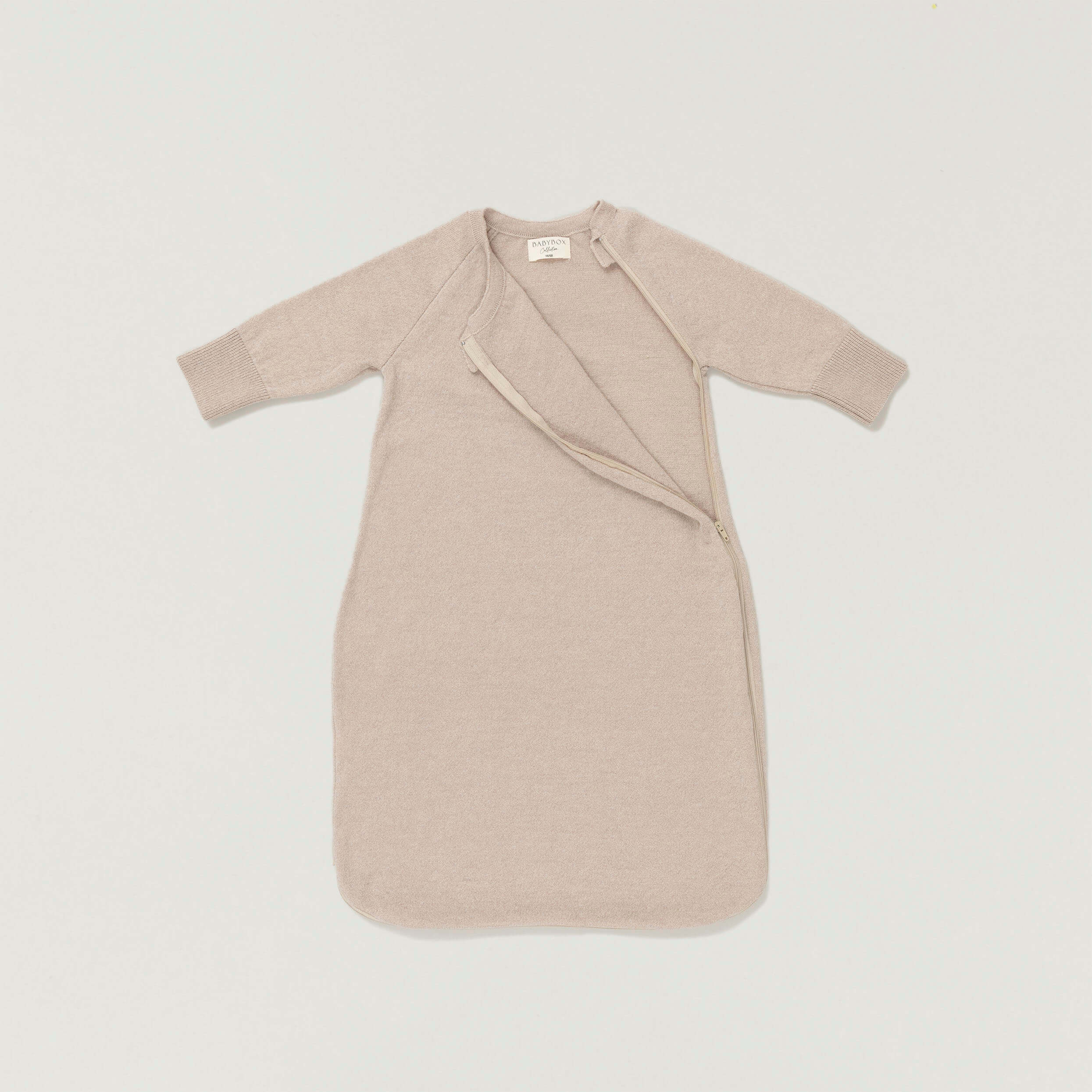 #HIDDENProduktfoto Babyschlafsack aus der Babybox Collection in dune melange offen